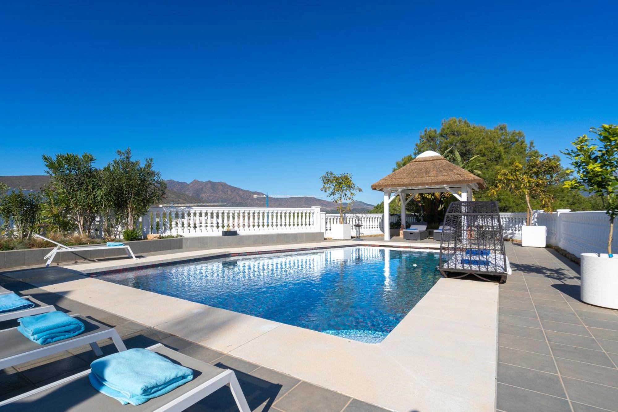 Uno - Stunning 4 Bedroom With Pool Villa