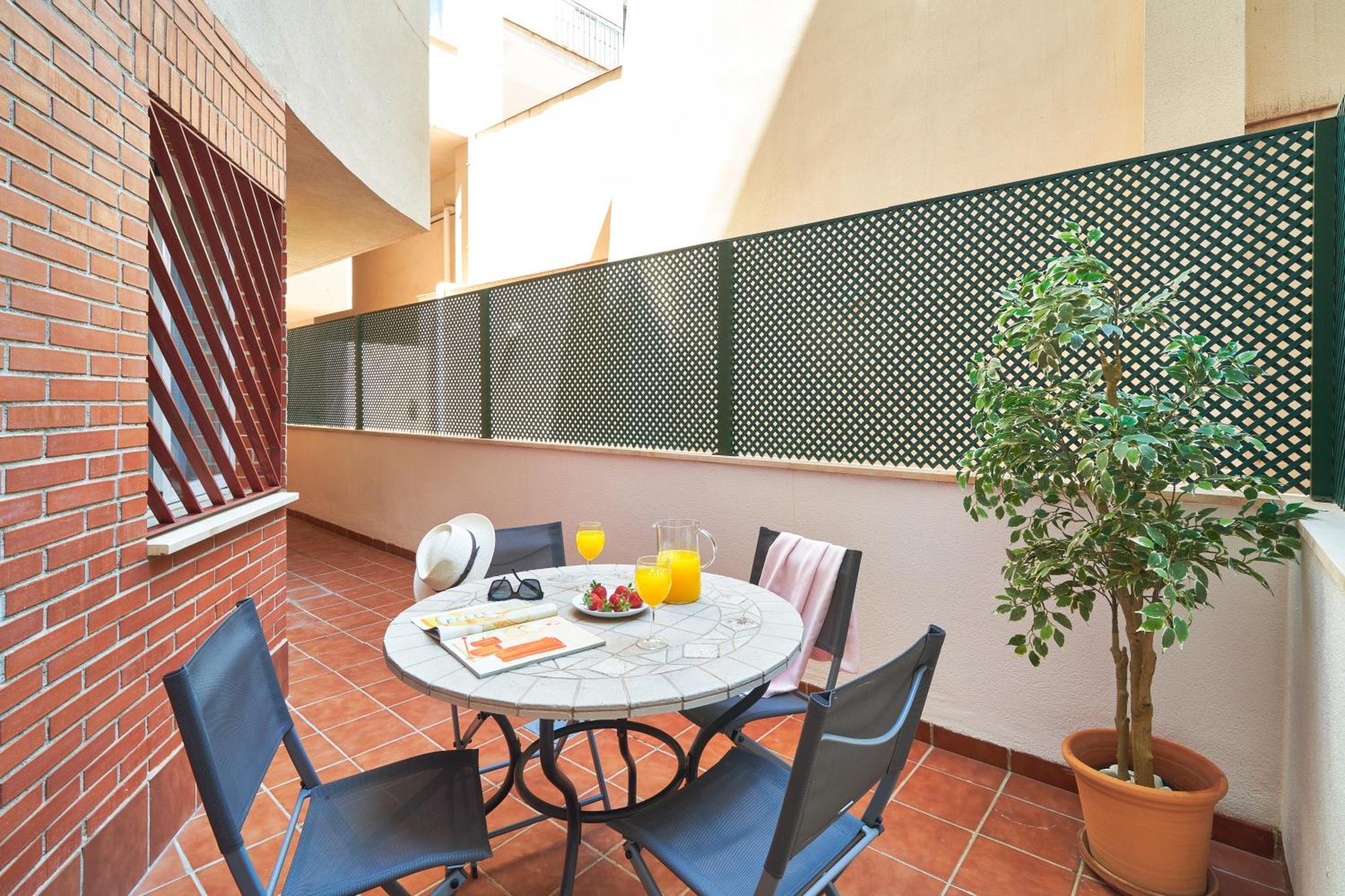 Modern Centre W/ Terrace & Fast Wifi