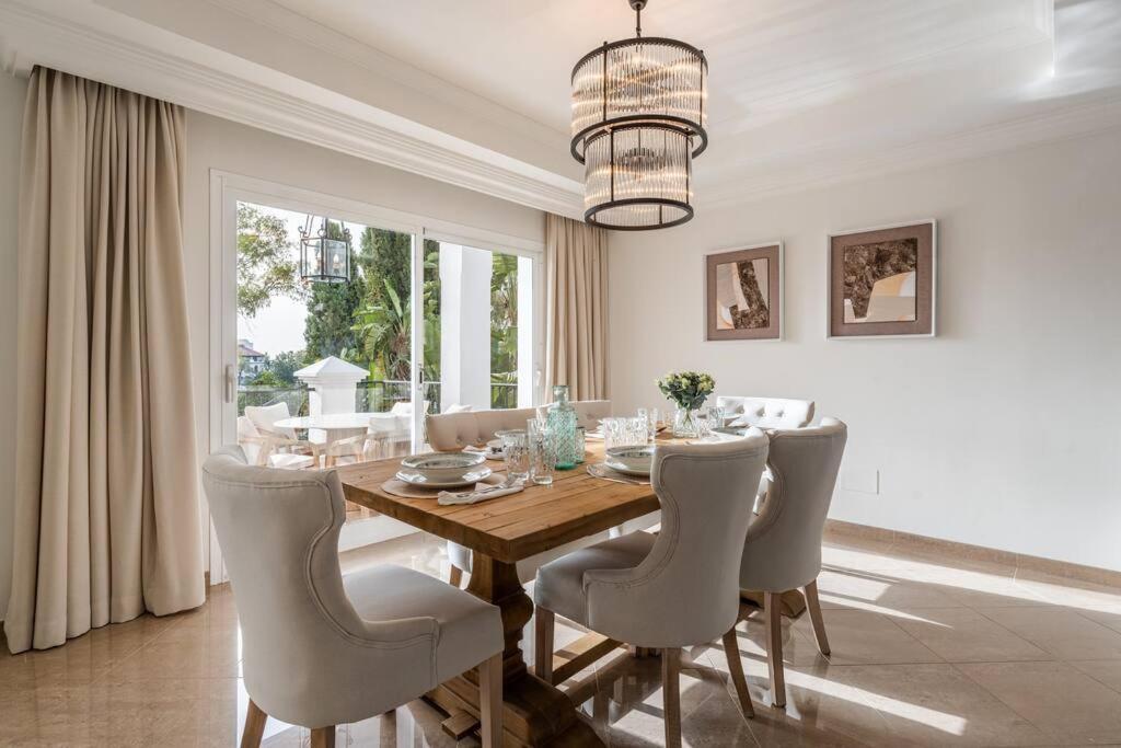 Luxurious 7 Bed Frontline Golf In La Quinta Villa *