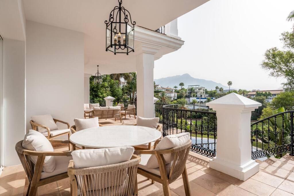 Villa Luxurious 7 Bed Frontline Golf In La Quinta Málaga