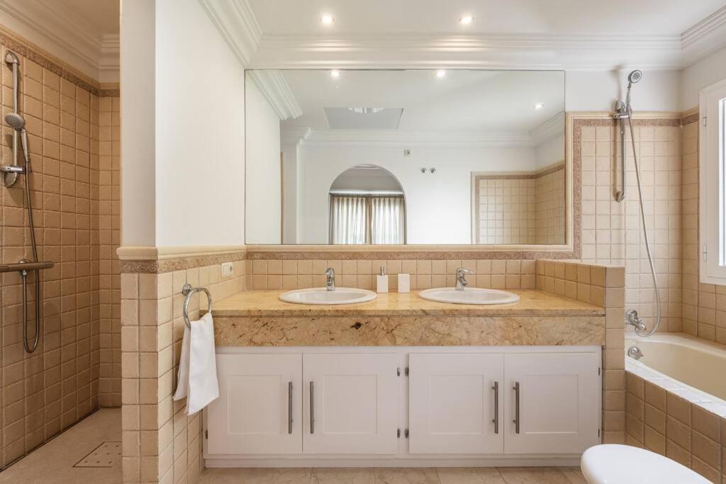Luxurious 7 Bed Frontline Golf In La Quinta