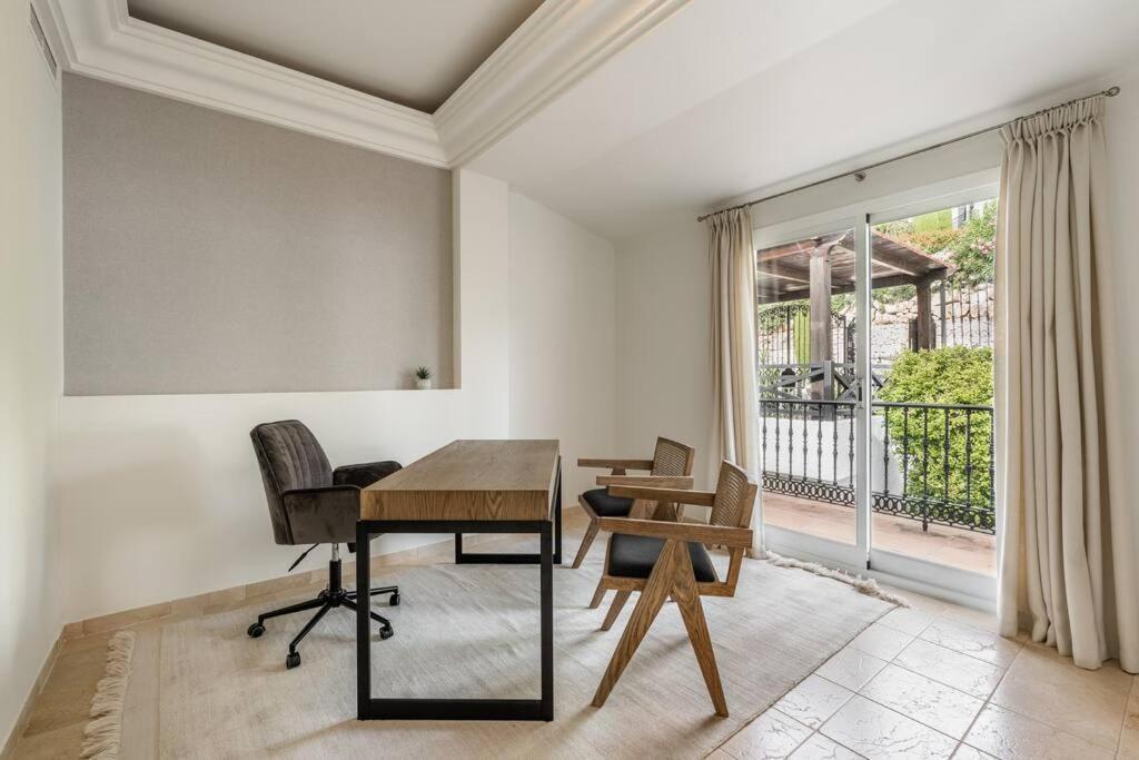 Luxurious 7 Bed Frontline Golf In La Quinta *