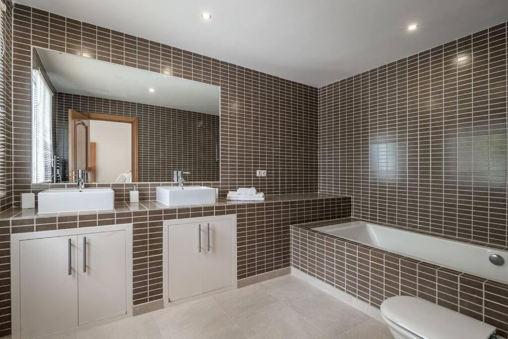 Luxurious 7 Bed Frontline Golf In La Quinta Villa Málaga