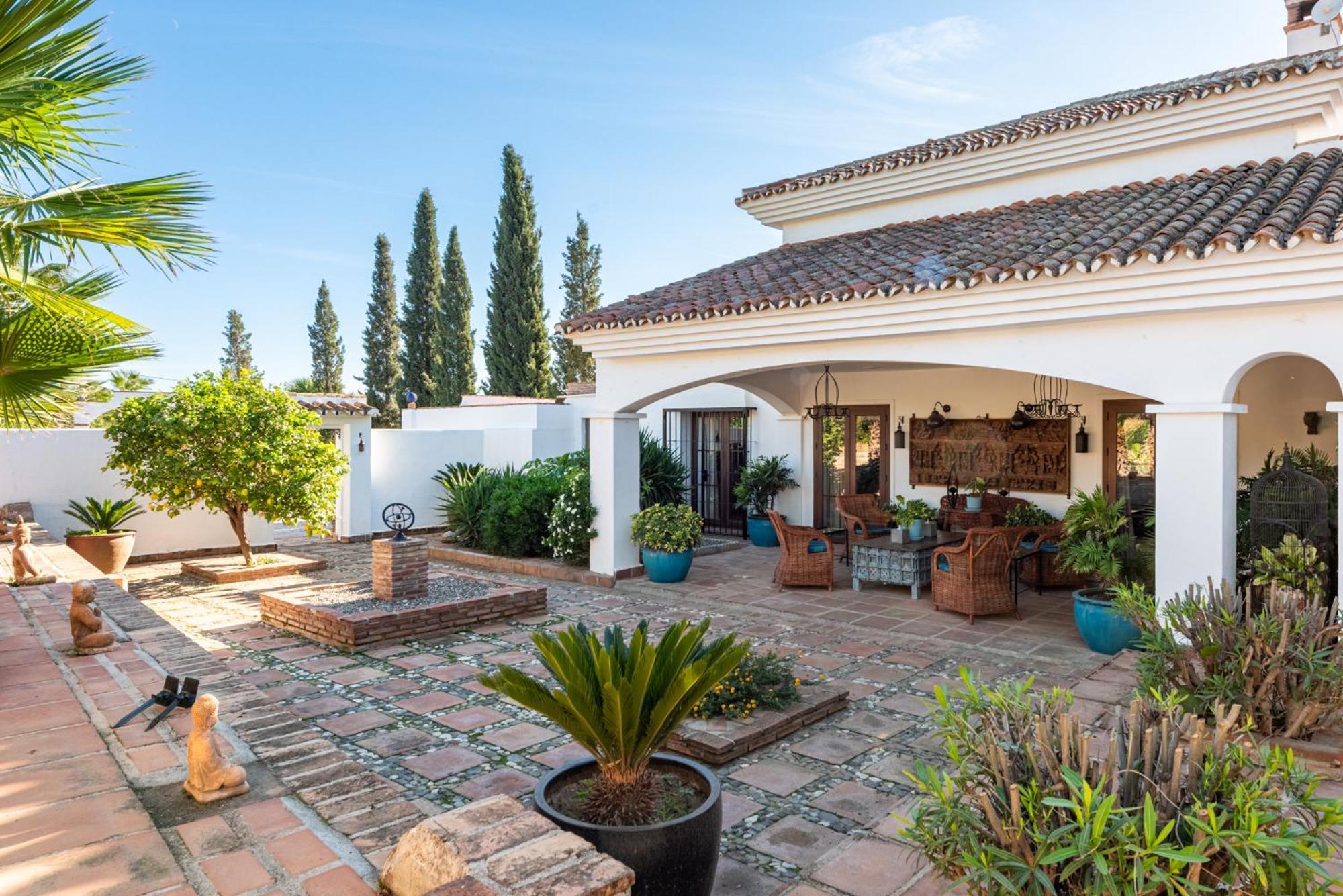 Gorgeous Spanish Chalet, Pool And Views