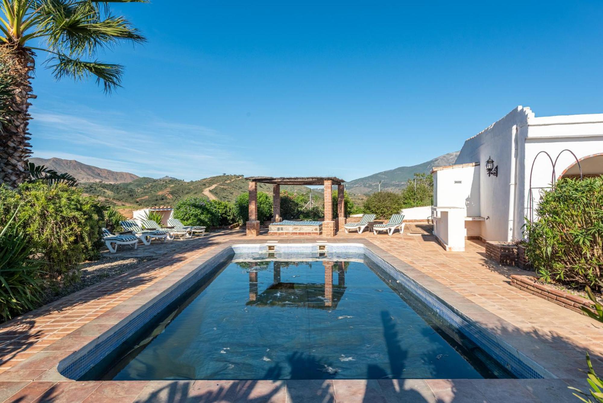 Gorgeous Spanish Chalet, Pool And Views Chalet