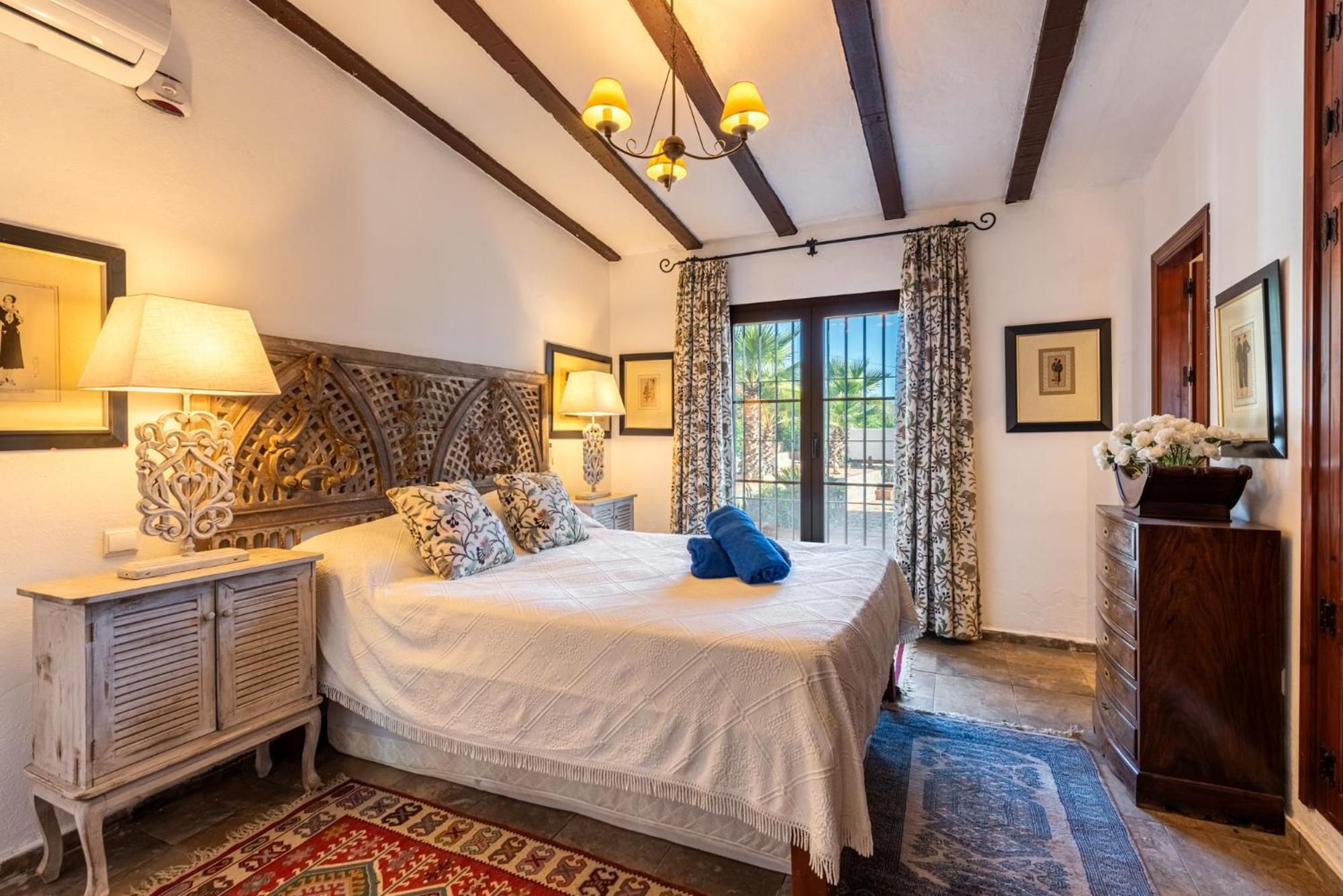 Gorgeous Spanish Chalet, Pool And Views Chalet