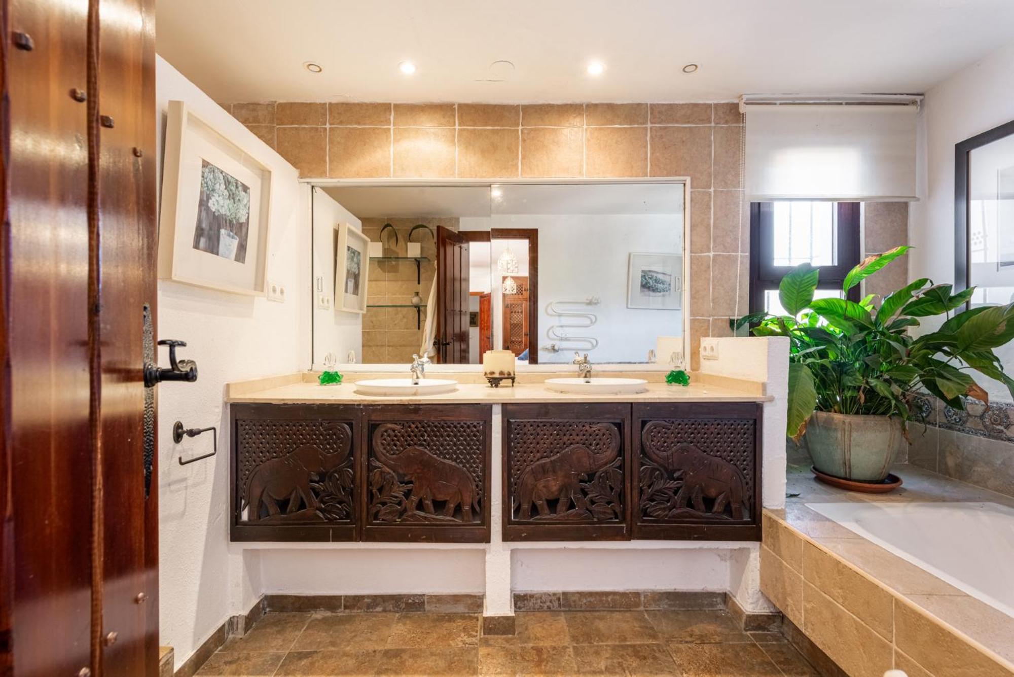 Gorgeous Spanish Chalet, Pool And Views Chalet