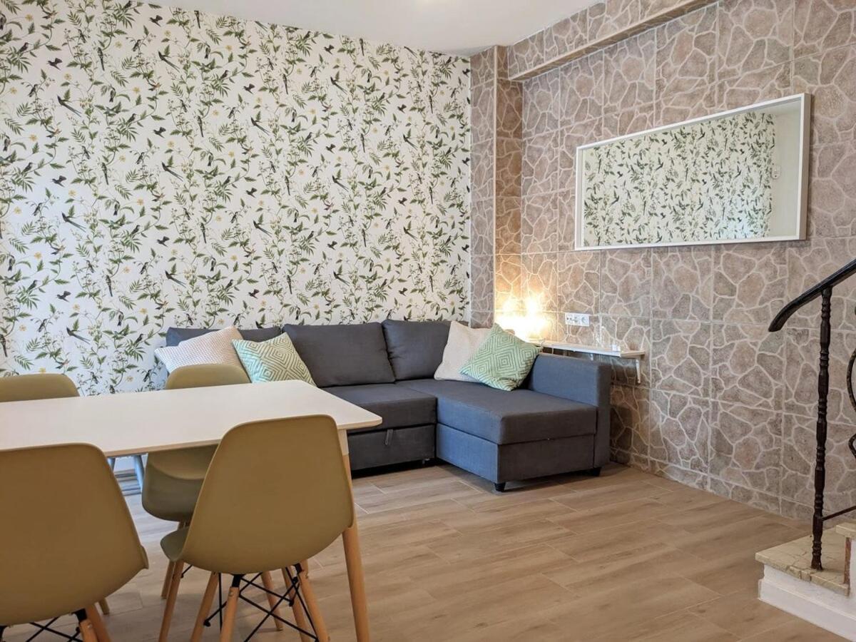 Сasa de vacaciones Family House With Roof Terrace
