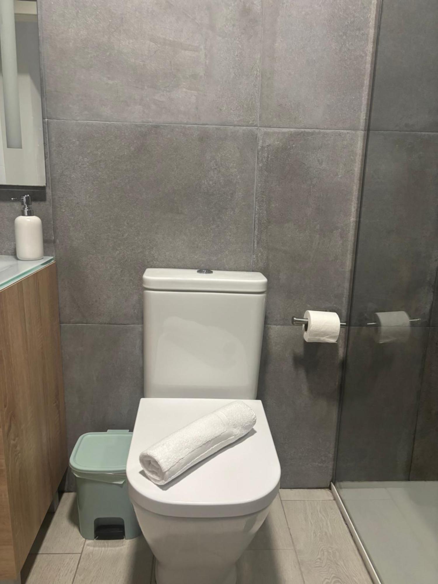 Hermoso Piso A 3 Min De La Estacion De Bus Y Tren Ave Apartment