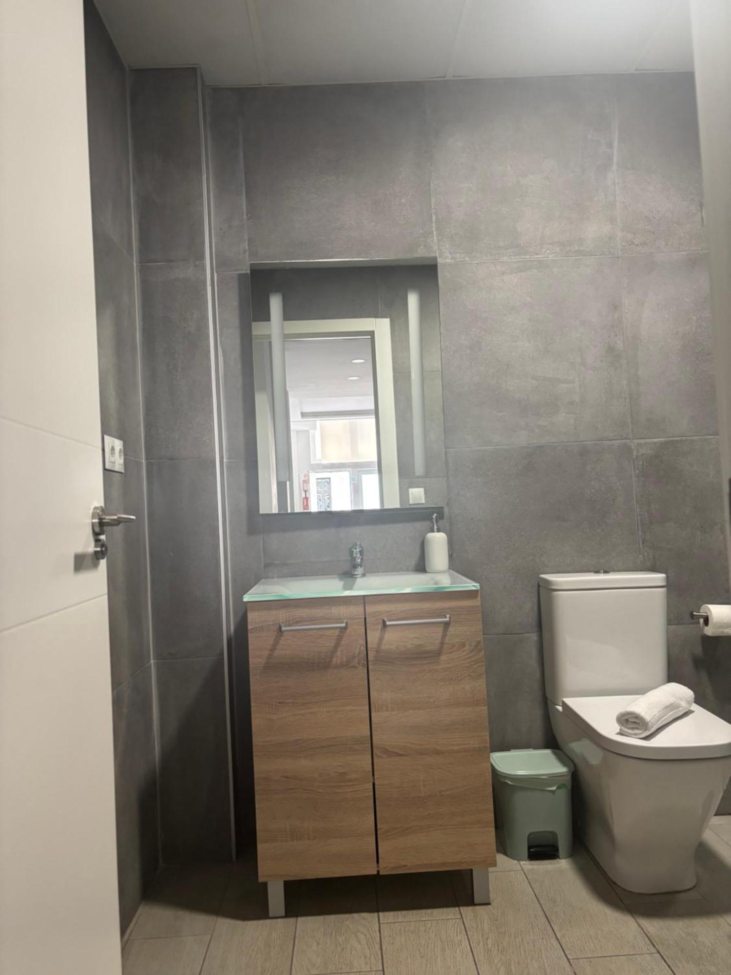 Apartment Hermoso Piso A 3 Min De La Estacion De Bus Y Tren Ave *