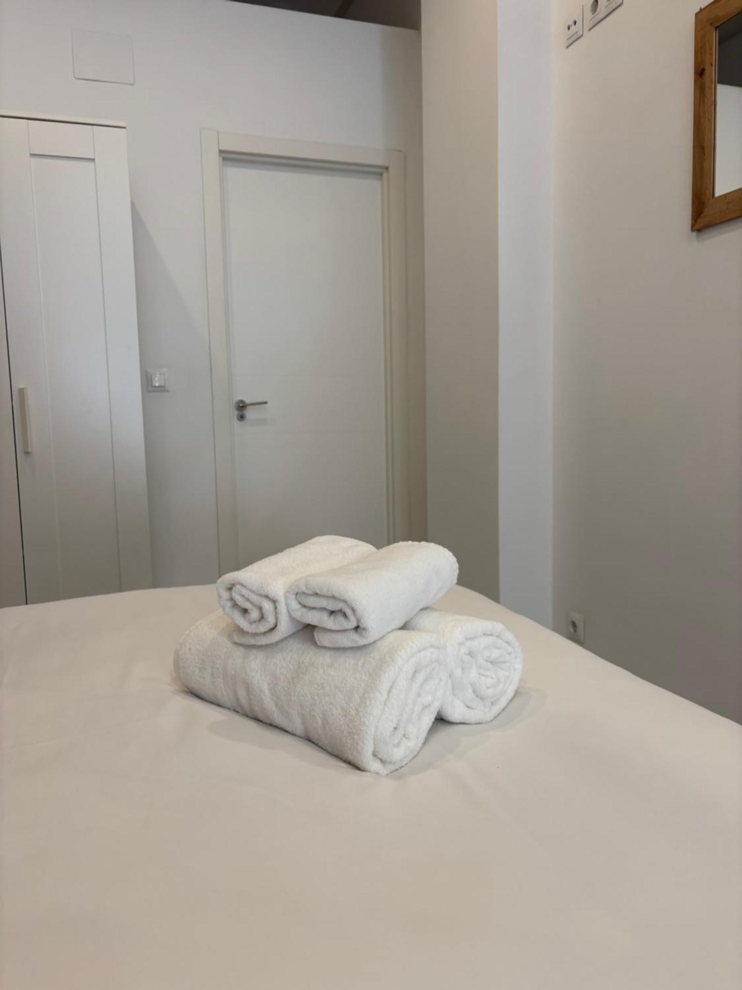 Apartment Hermoso Piso A 3 Min De La Estacion De Bus Y Tren Ave *
