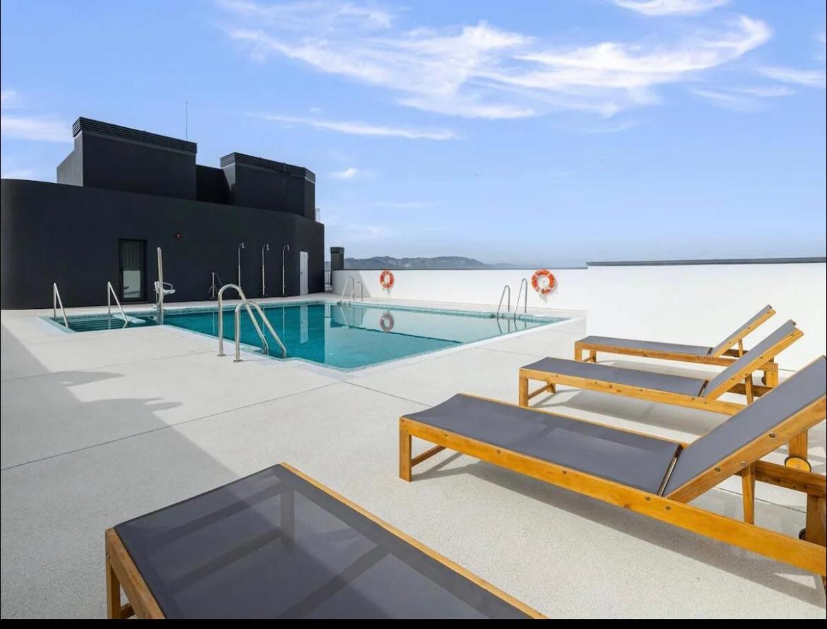 Luxury Tower Pool&free Parking 10 Min To Historical Center * Málaga