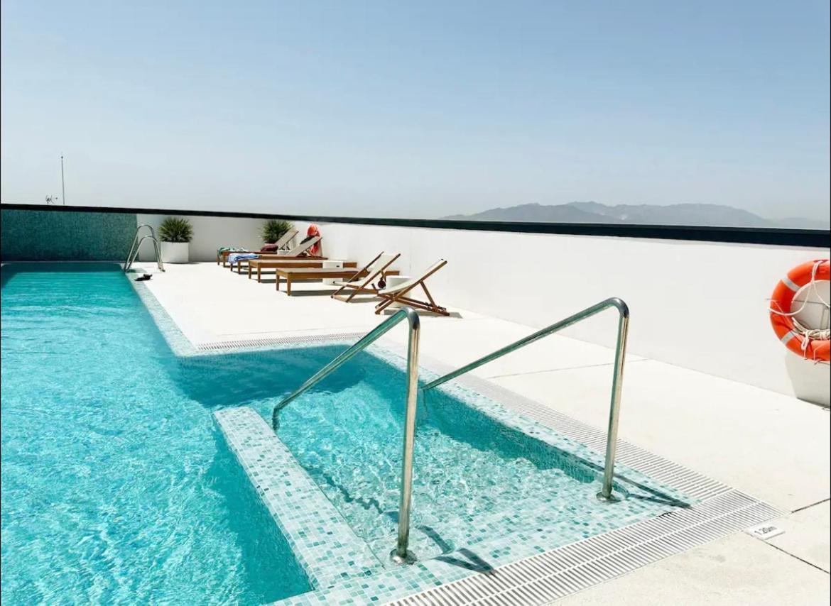 Luxury Tower Pool&free Parking 10 Min To Historical Center Apartamento Málaga