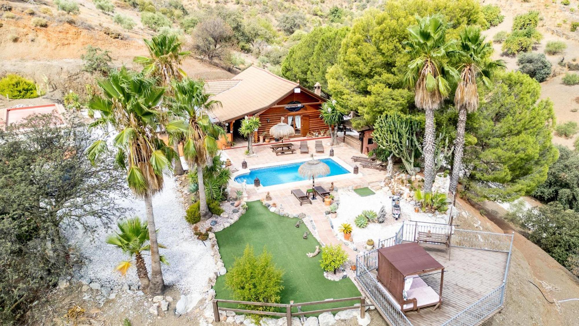 Luxurious Private Pool Hottub & Fireplace *