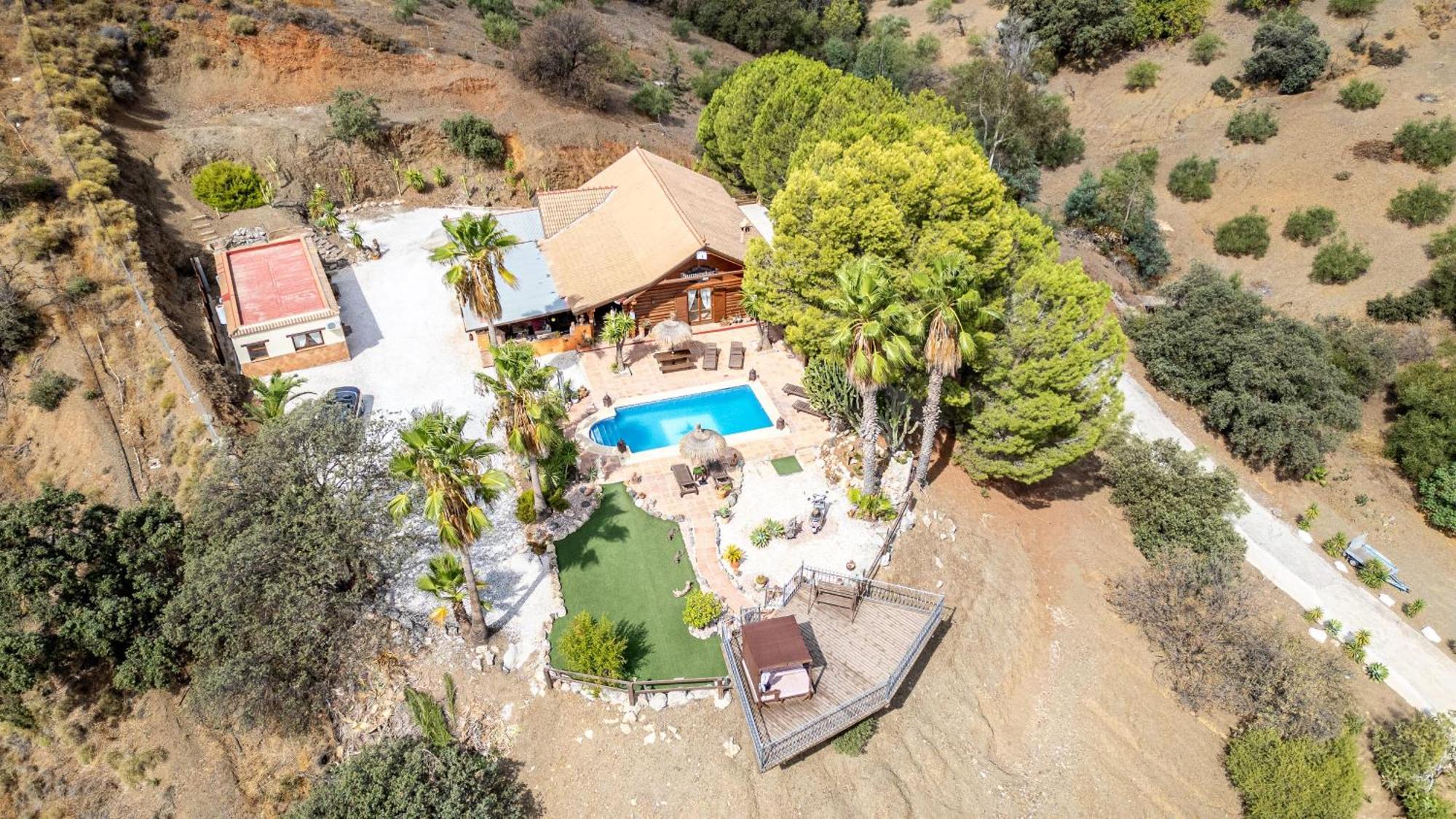 Luxurious Private Pool Hottub & Fireplace *