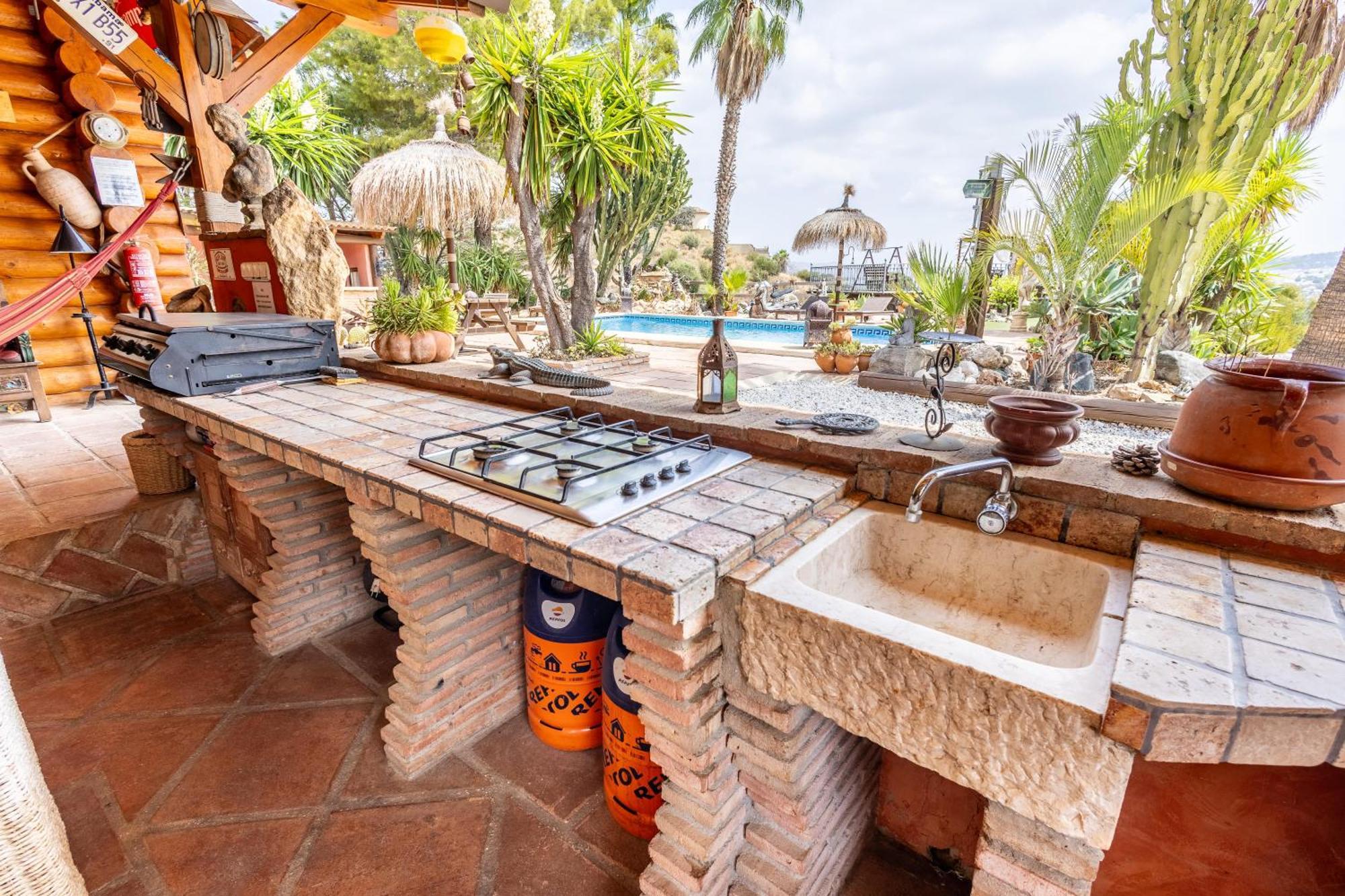 Luxurious Private Pool Hottub & Fireplace