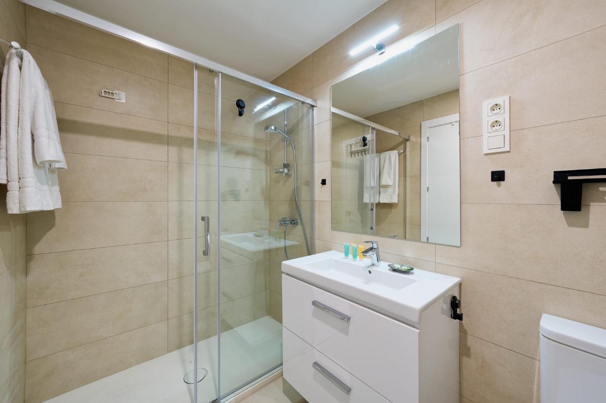 Luxury Tower Pool&free Parking 10 Min To Historical Center Apartamento Málaga