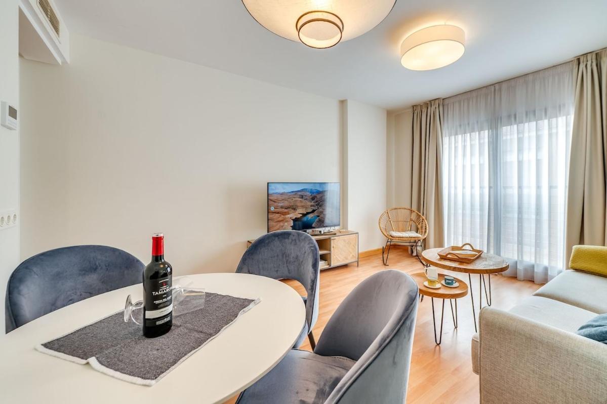 Modern & Cozy Near Old Town Apartamento