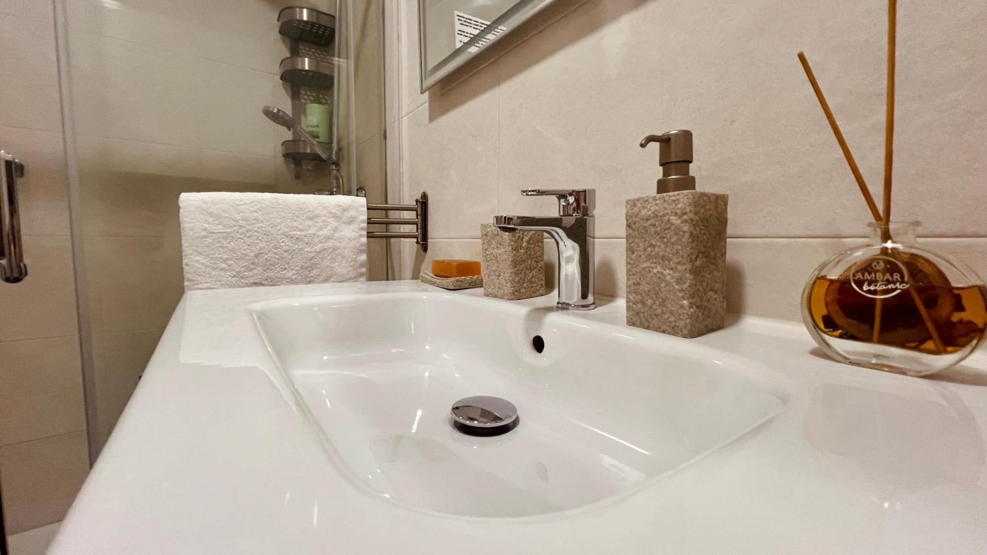 Super Comfy And Homey 4br Peachy Apartment
