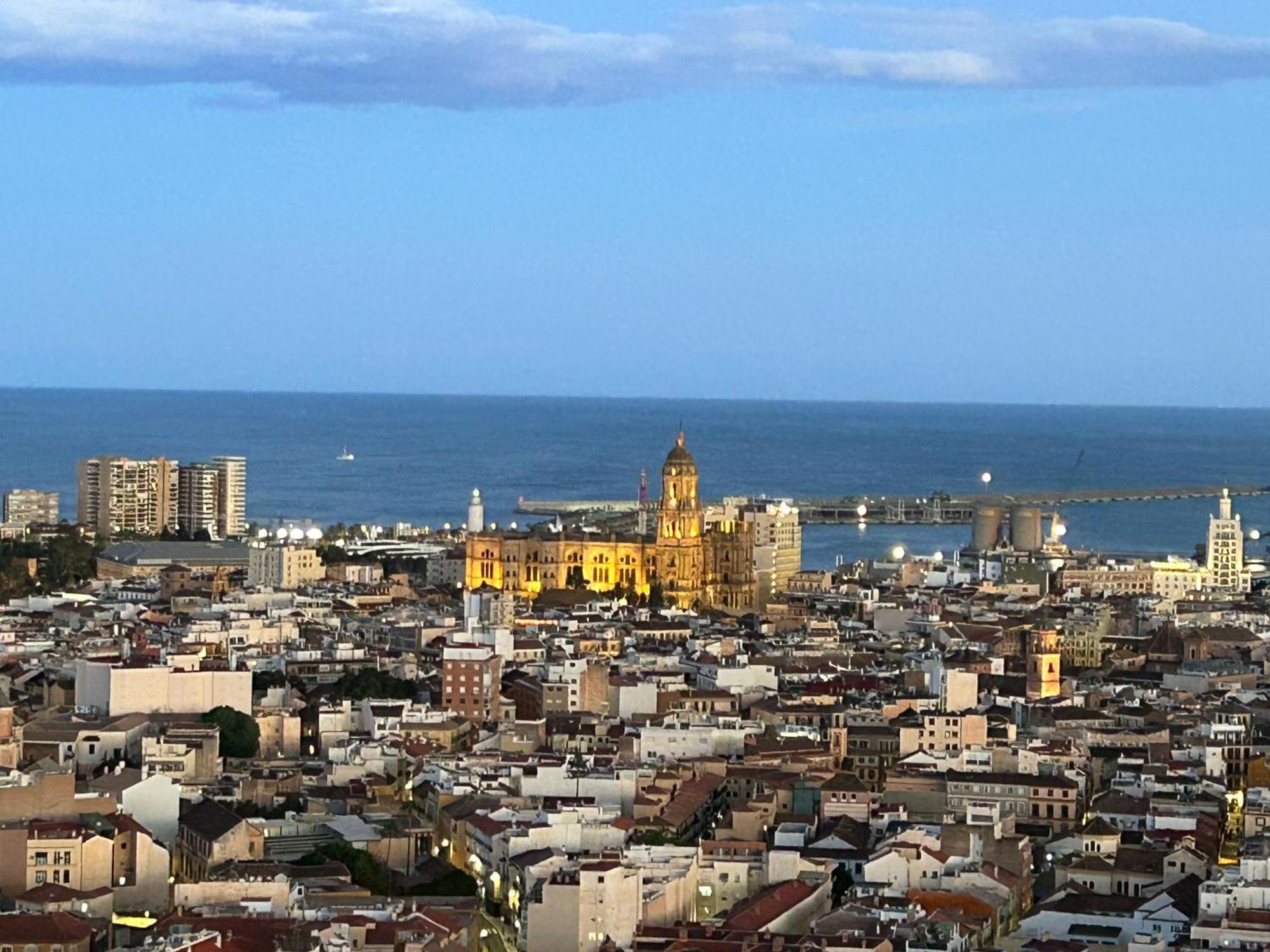 Luxury Tower Pool&free Parking 10 Min To Historical Center Málaga