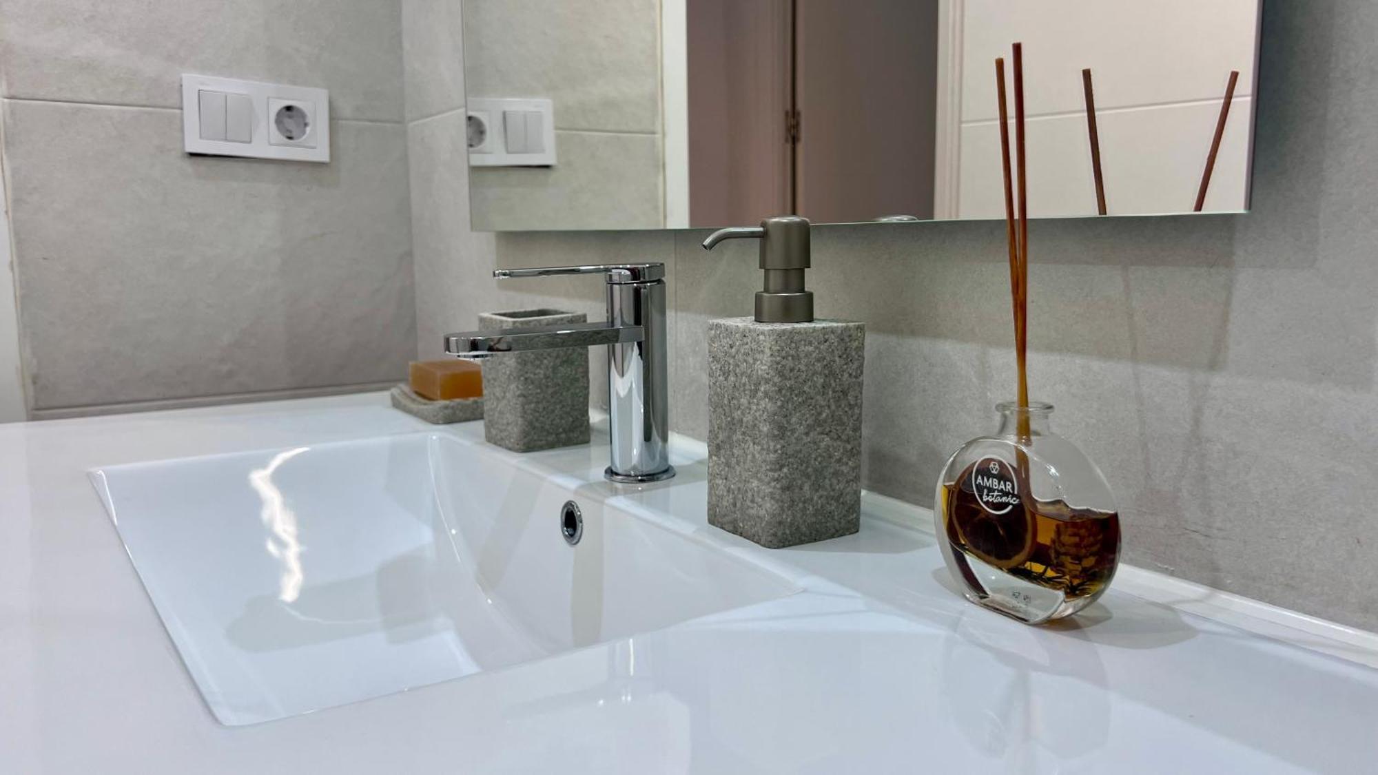 Apartamento Cool, Modern And Snug 3br Peachy Málaga