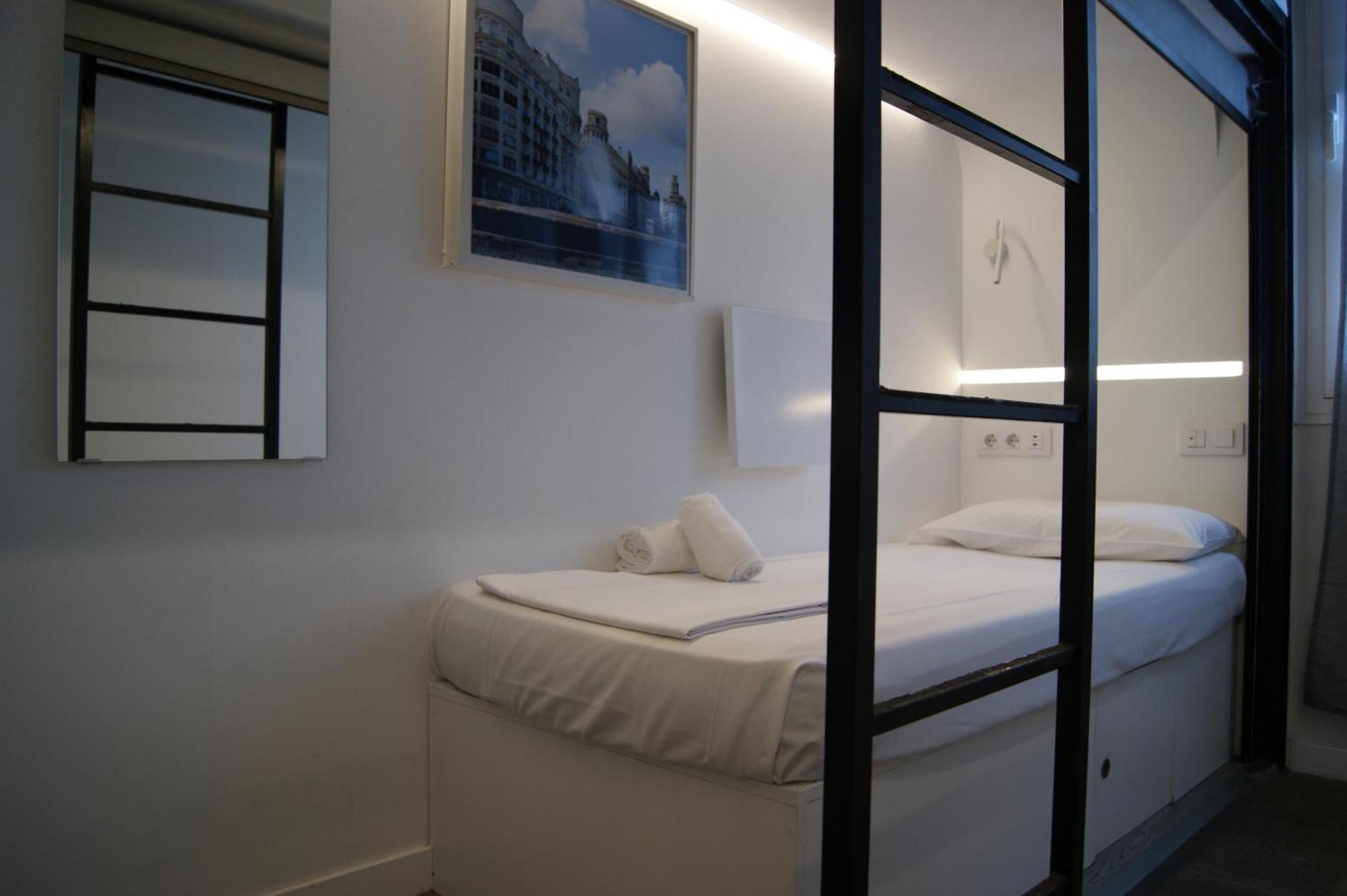 Capsule hotel M Pods 2*