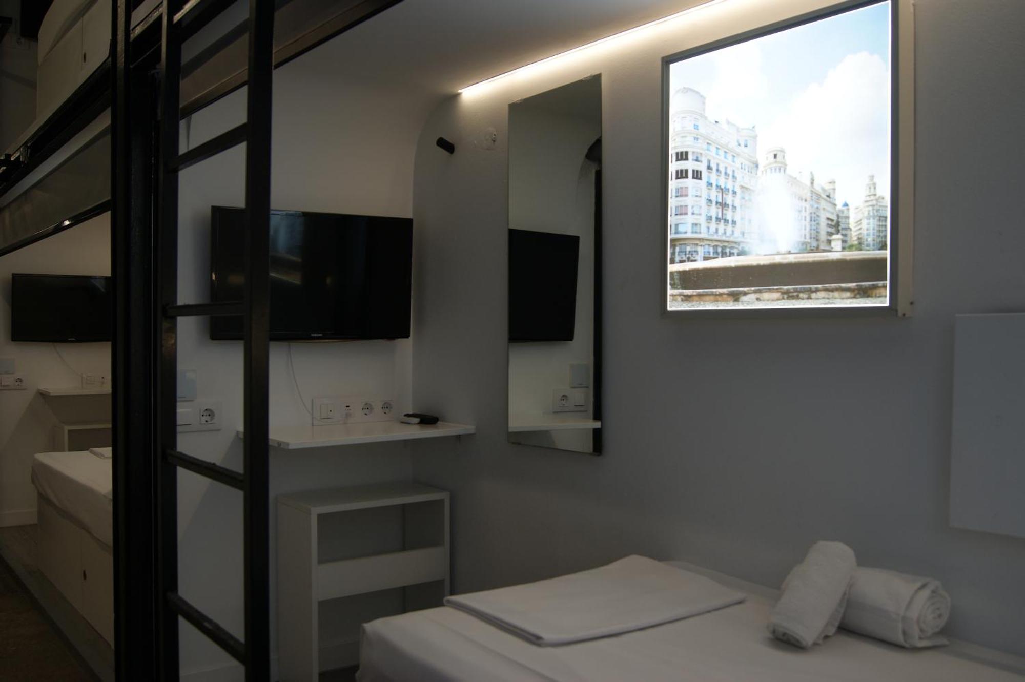Capsule hotel M Pods