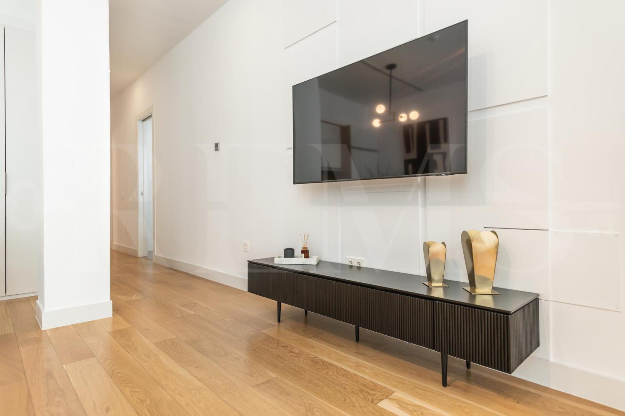 Artistic And Spacious By Rems
