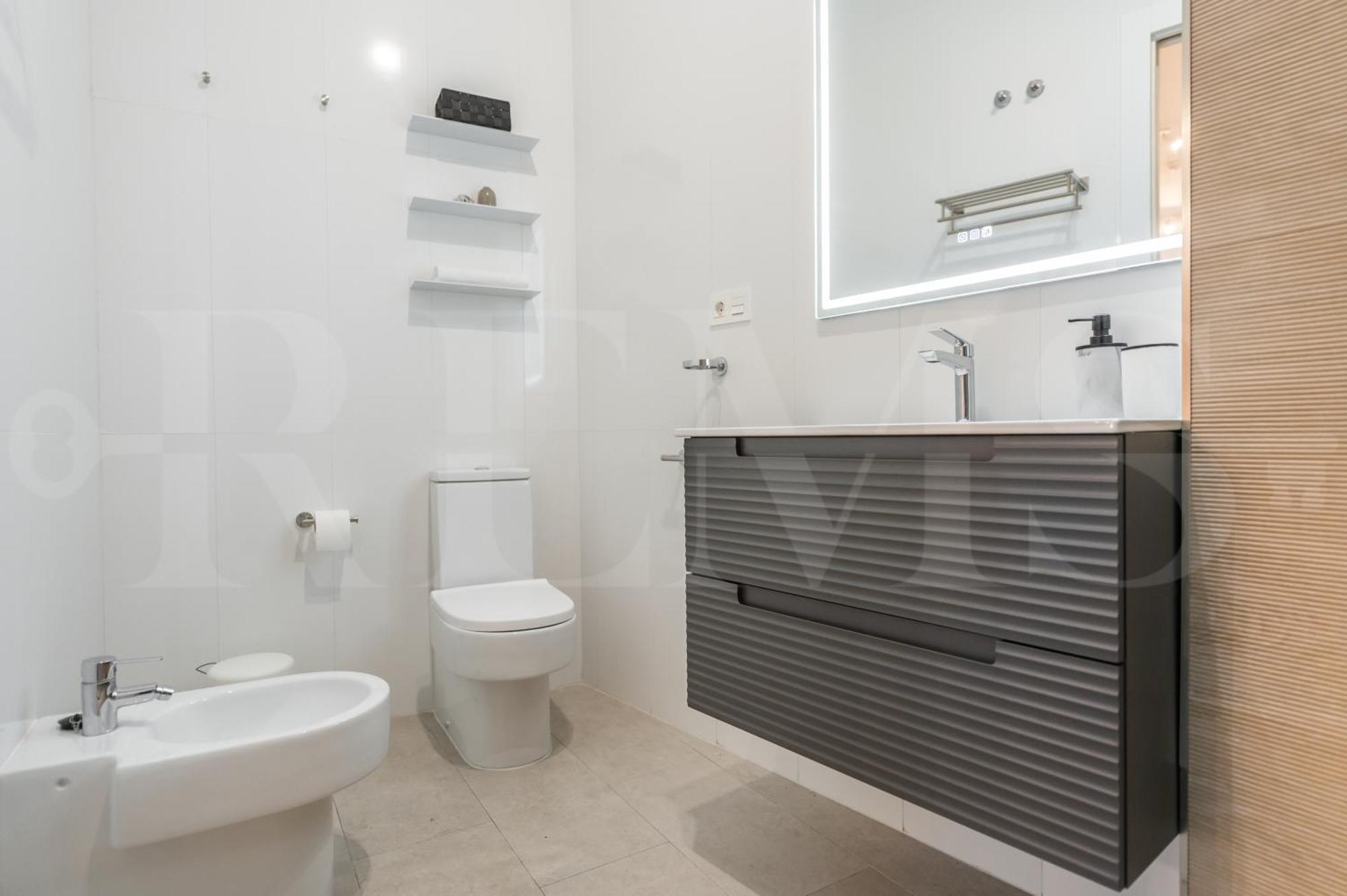 Artistic And Spacious By Rems *