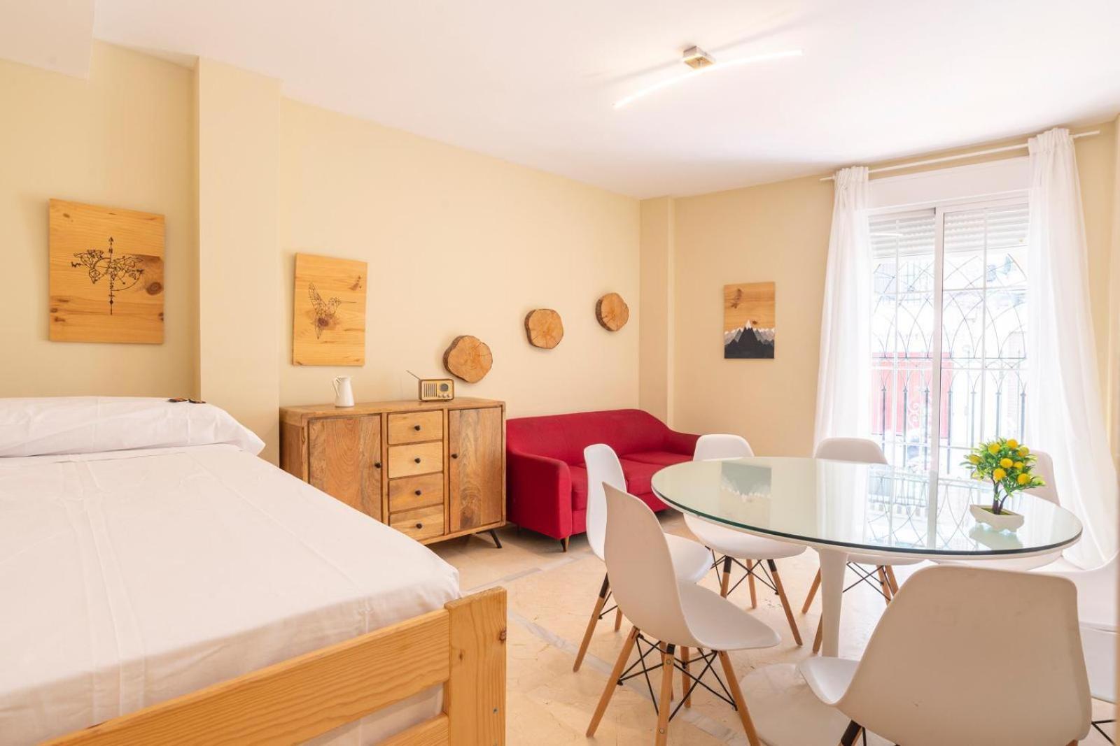 New Gr0-flat With Private Backyard In Center Apartamento