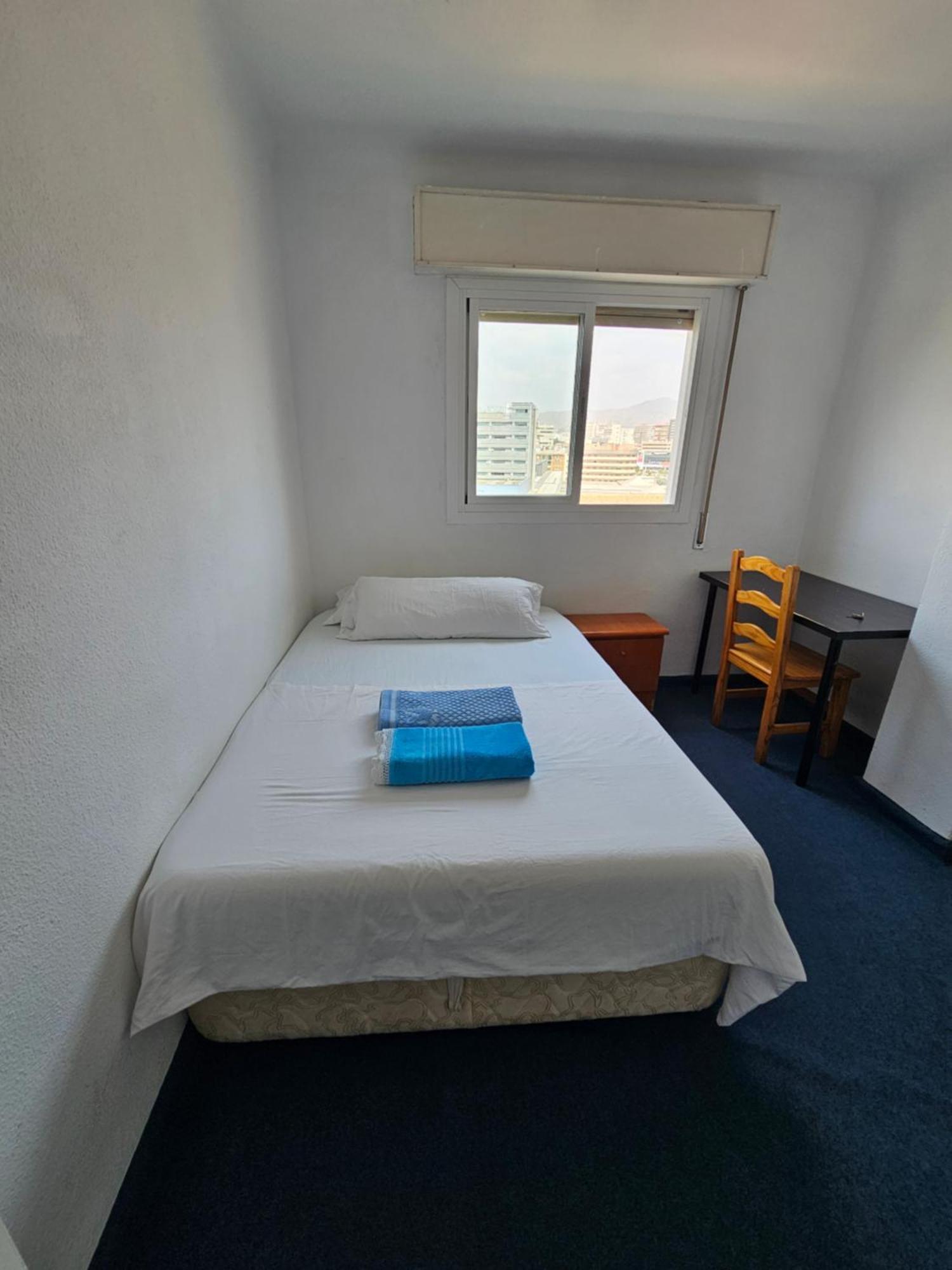 Habitación en casa particular Privada Centro Cerca Tren Maria Zambrano Y Playa Muy Buena Conexion Wifi