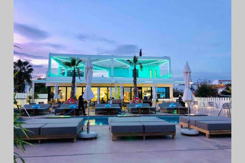 Luxury Modern By The *