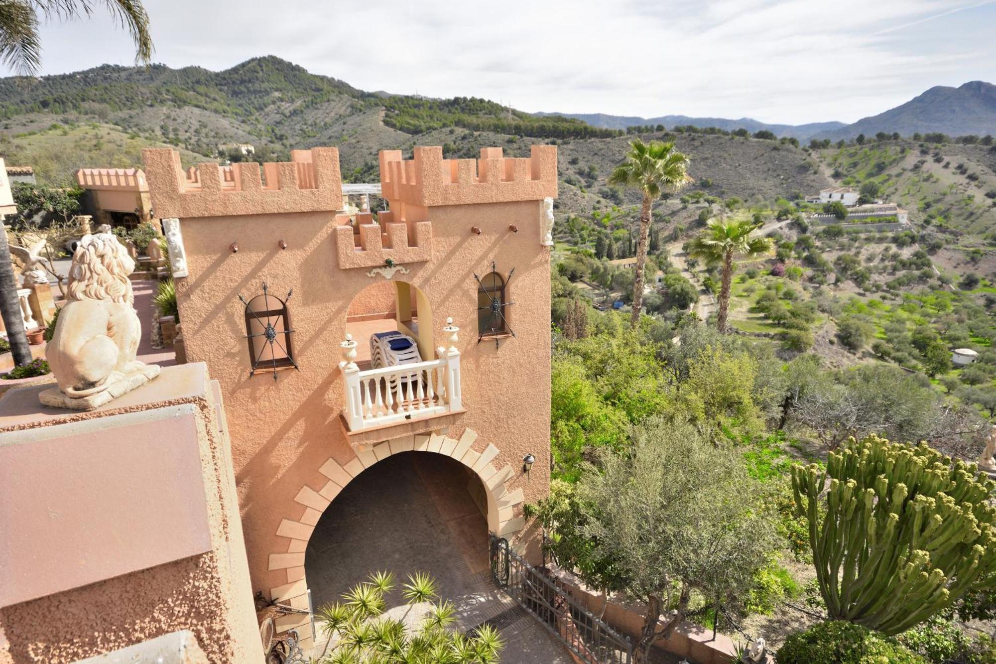 The Castle On The Hill! Villa