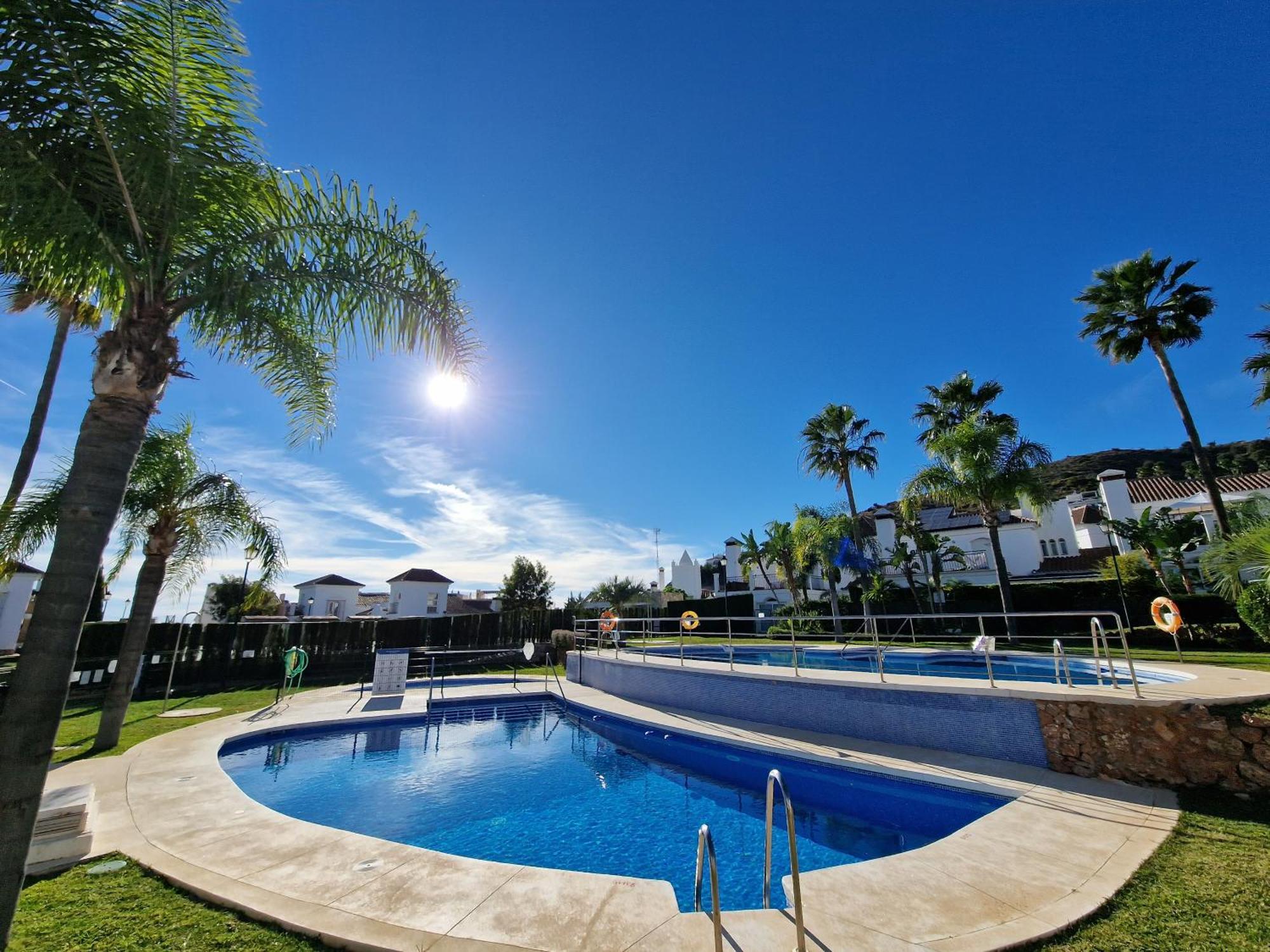 Sun & Palms - Cozy Flat In Quiet Neighbourhood With A Great Pool Area *