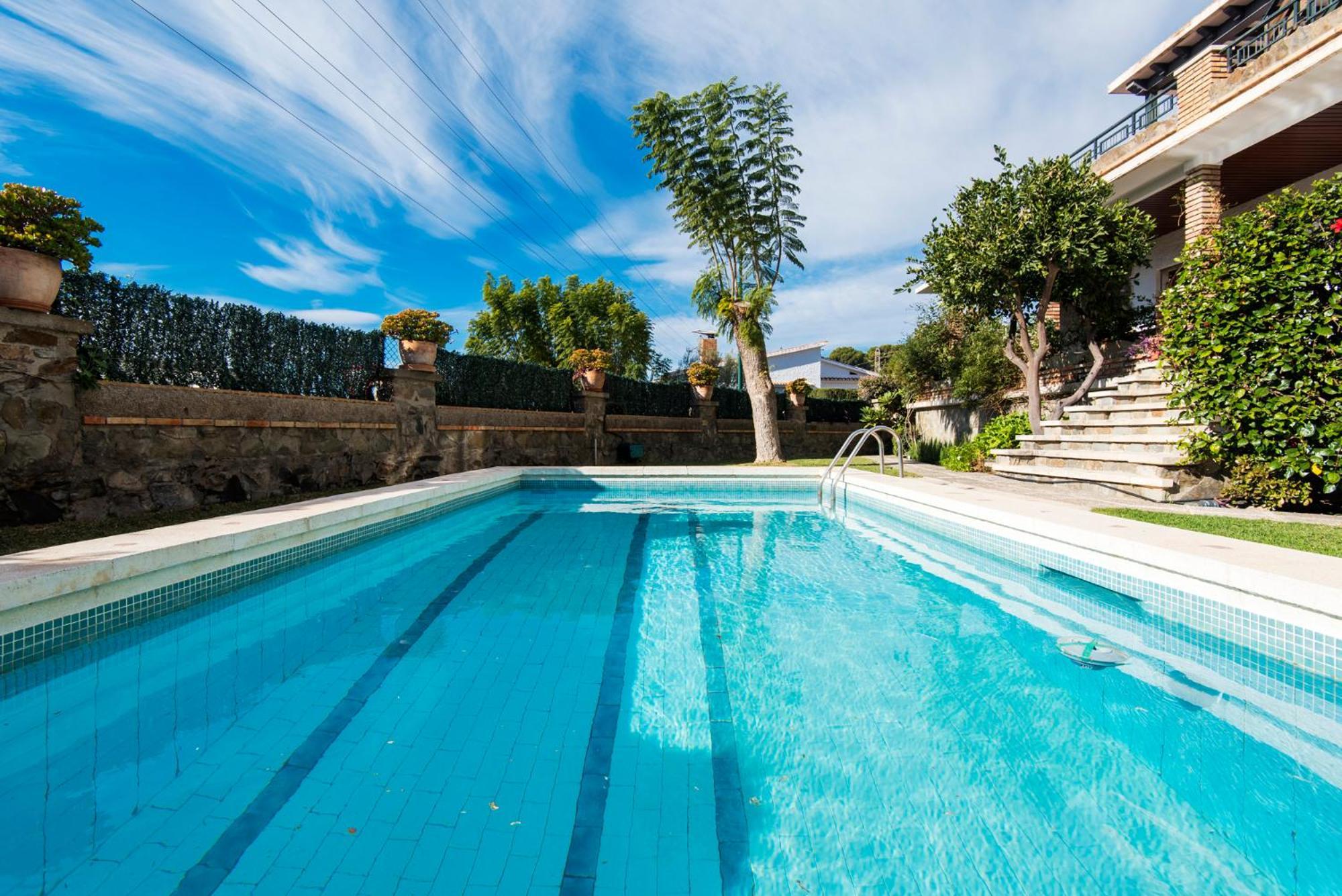 Queen Of The Ocean Villa: Stately Style House With Pool Сasa de vacaciones *
