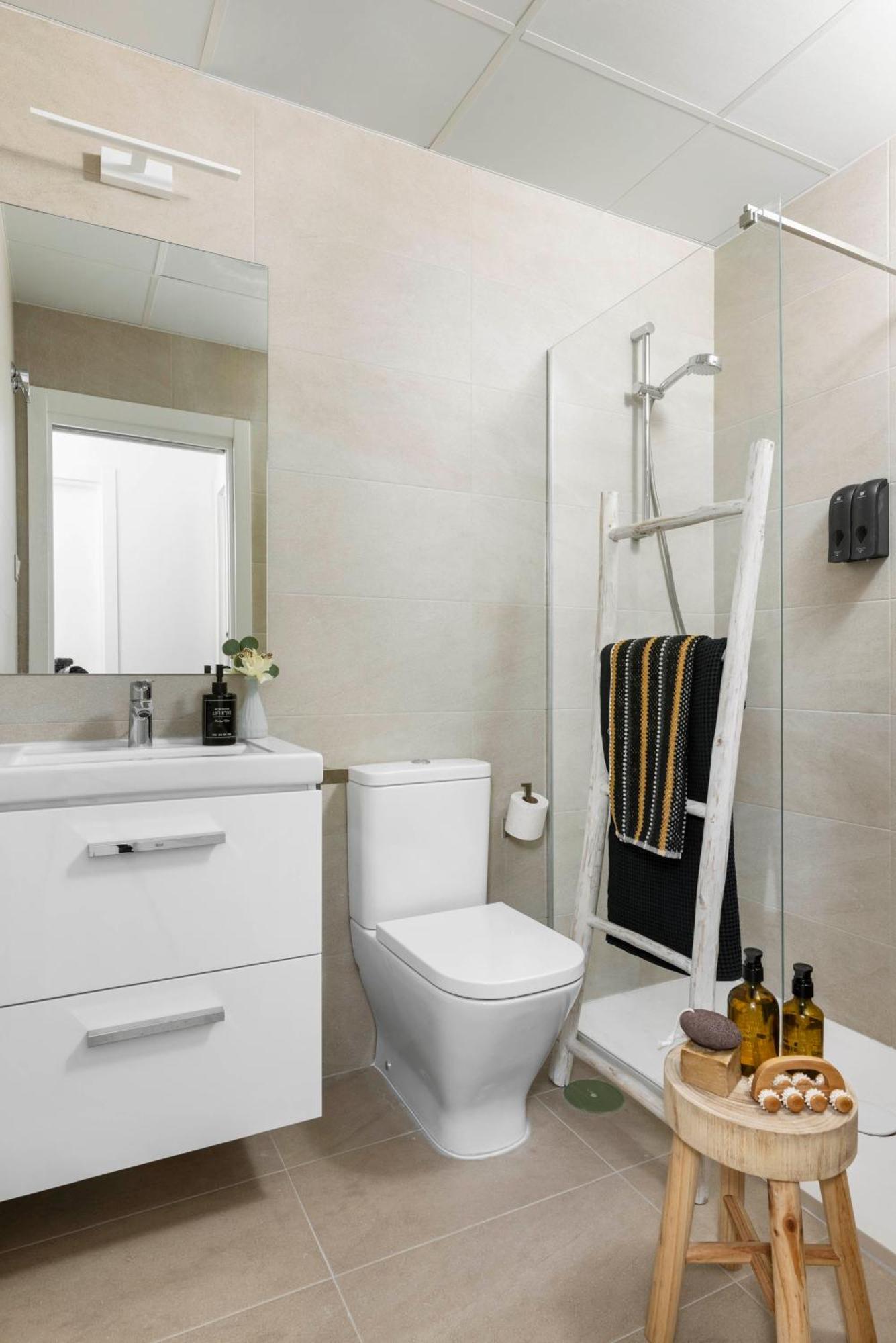 Aq 21 Floor 3 Bed Apartment *