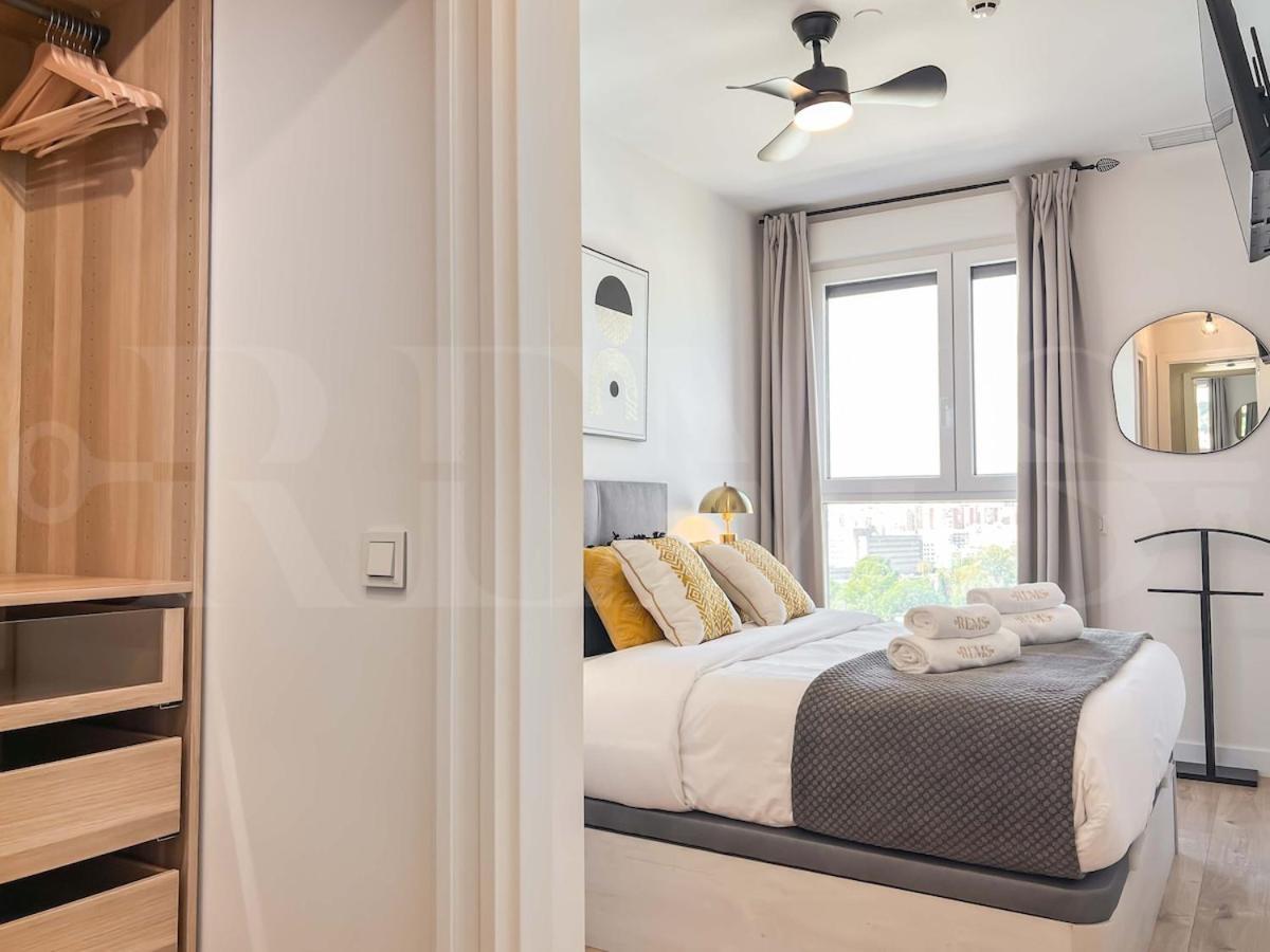 Modern Sky-rise Living With Pool And Parking Rems