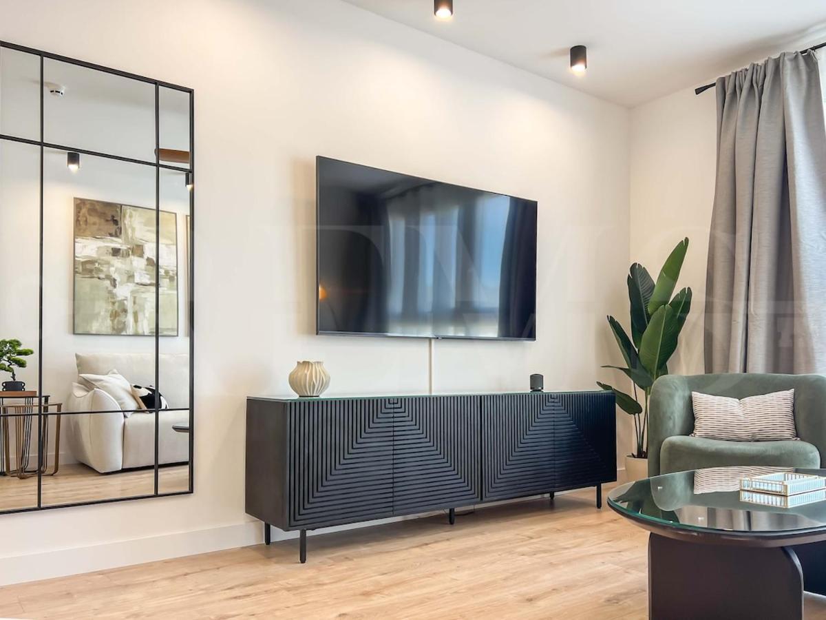 Apartment Modern Sky-rise Living With Pool And Parking Rems Malaga