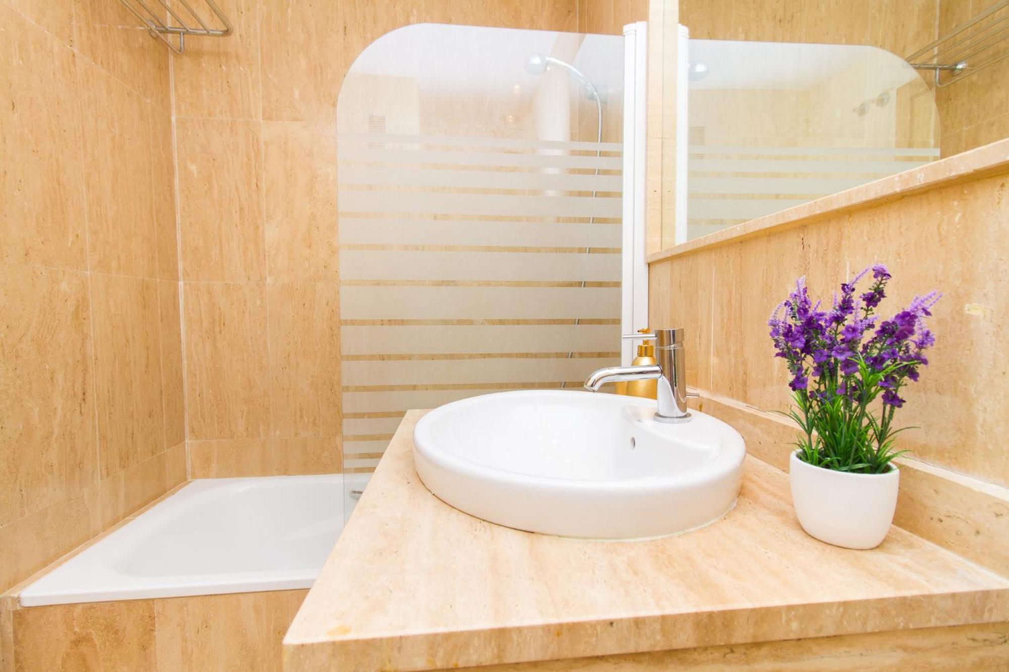 Wonderstays La Estacion Apartment