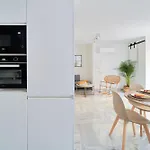 Modern City Centre Apartment W/ Terrace & Fast Wifi