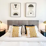 Modern Sky-Rise Living With Pool And Parking Rems