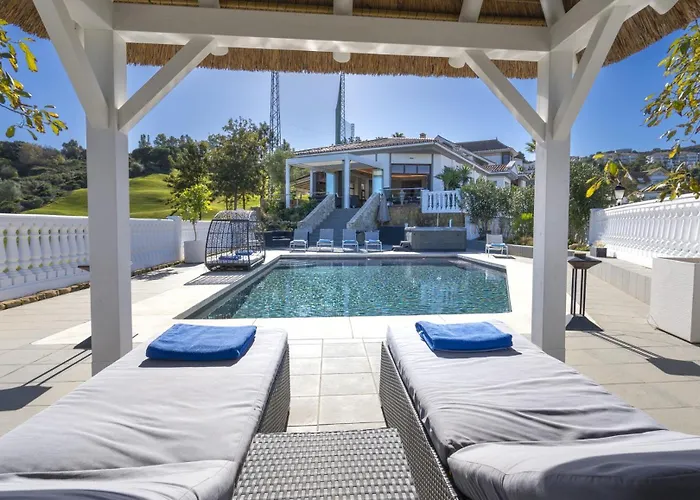Villa Uno - Stunning 4 Bedroom Villa With Pool