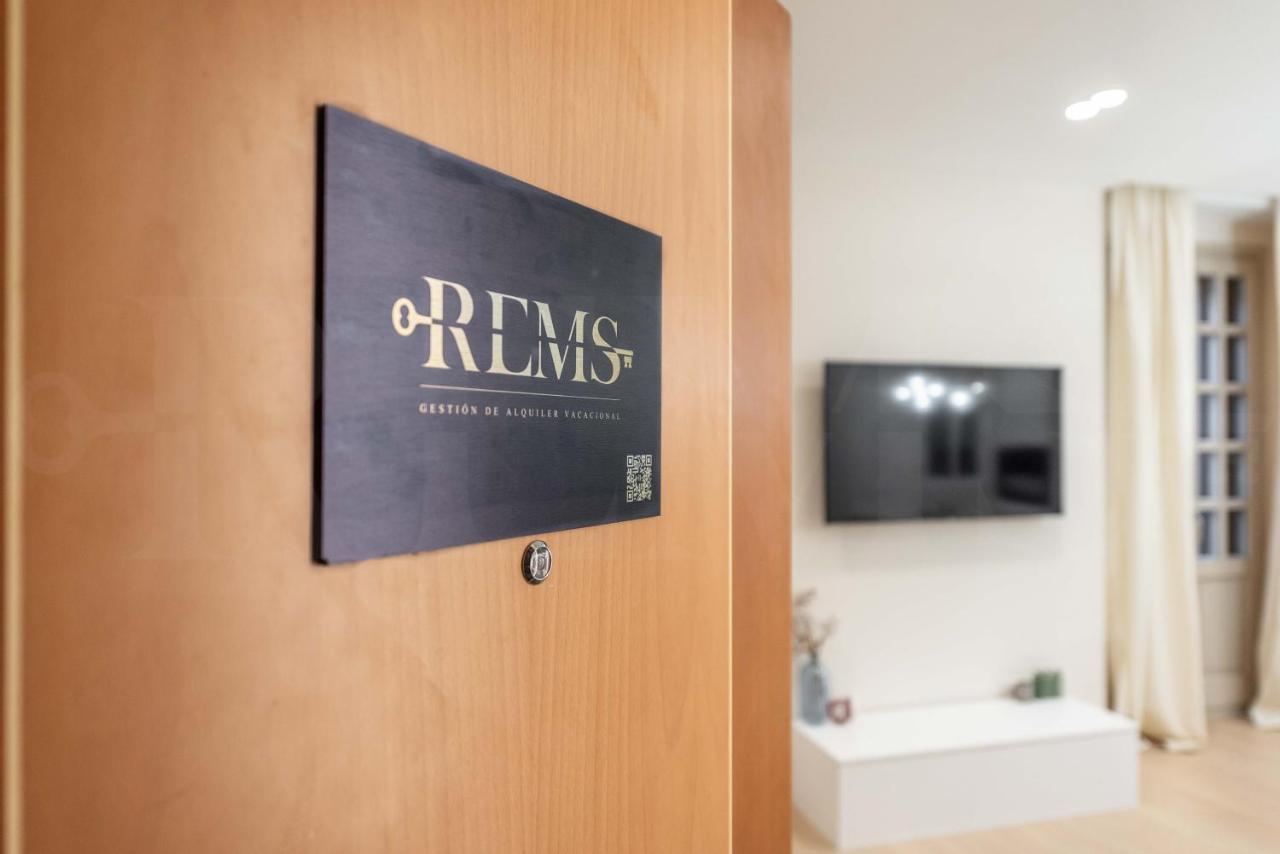 Apartamento Sophisticated With Balcony & Views By Rems *