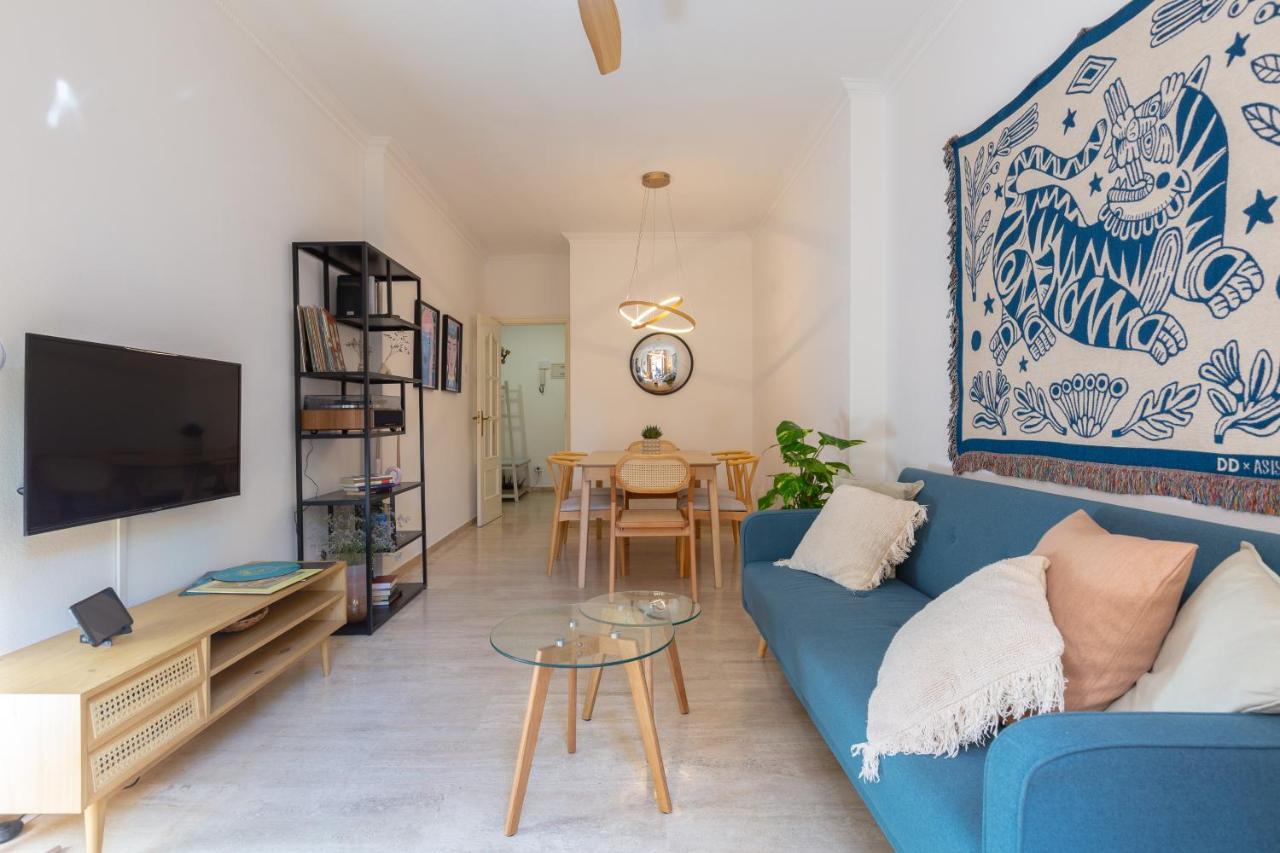 Bright With Patio And Balconies In The Center *
