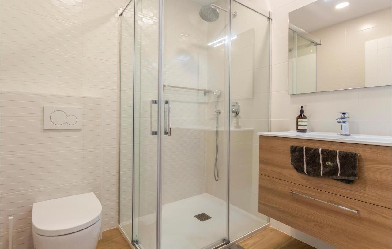 Apartamento 3 Bedroom Beautiful In Málaga