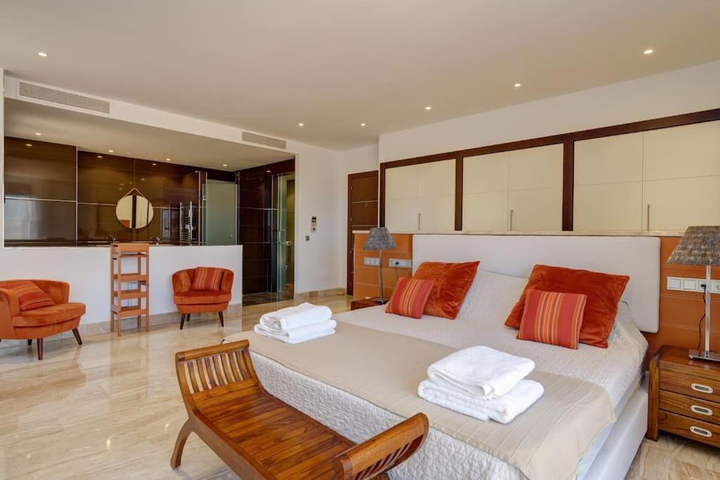 Villa Uno - Stunning 4 Bedroom With Pool *