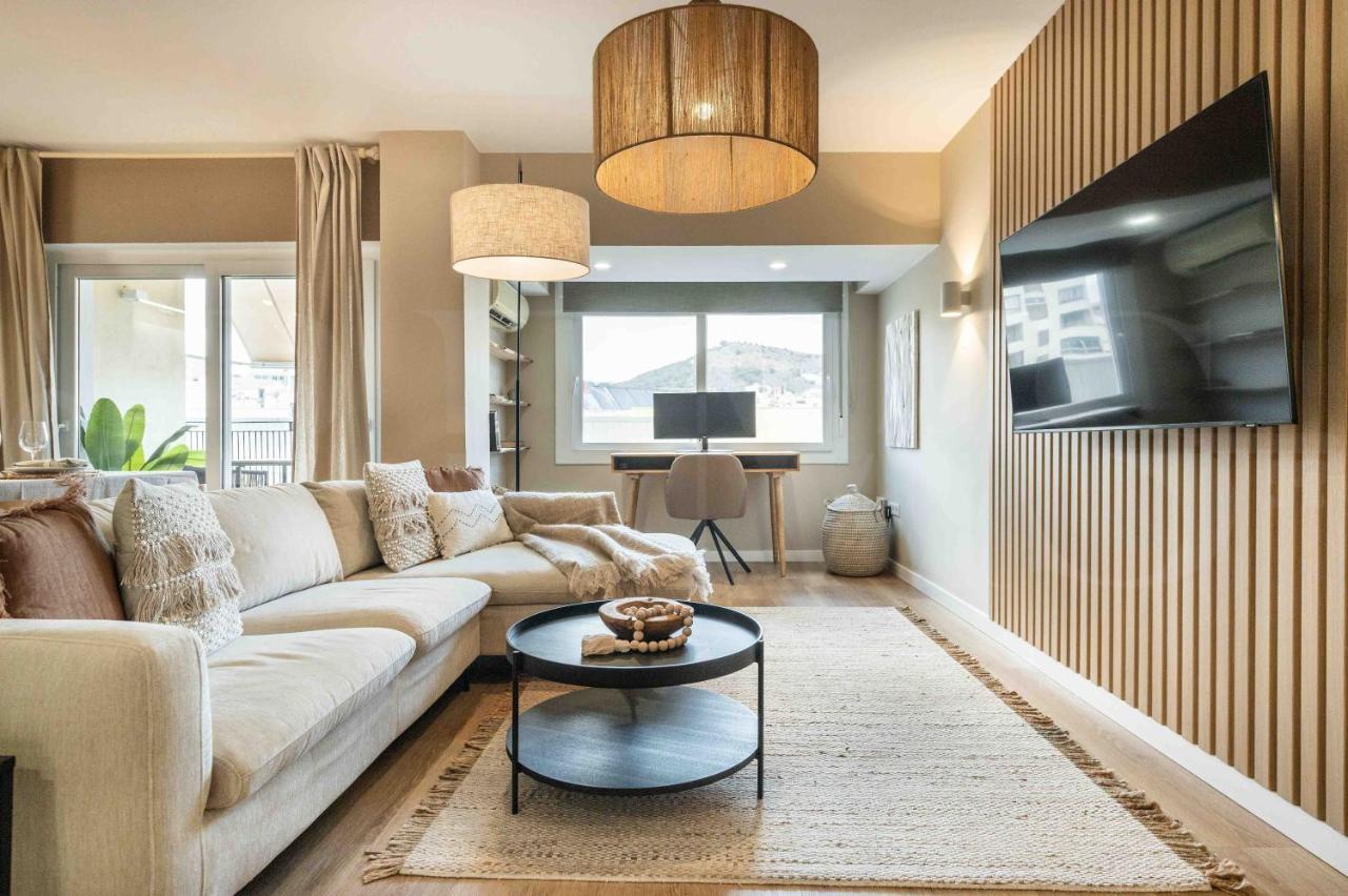 Gorgeous With Balcony - Center By Rems *
