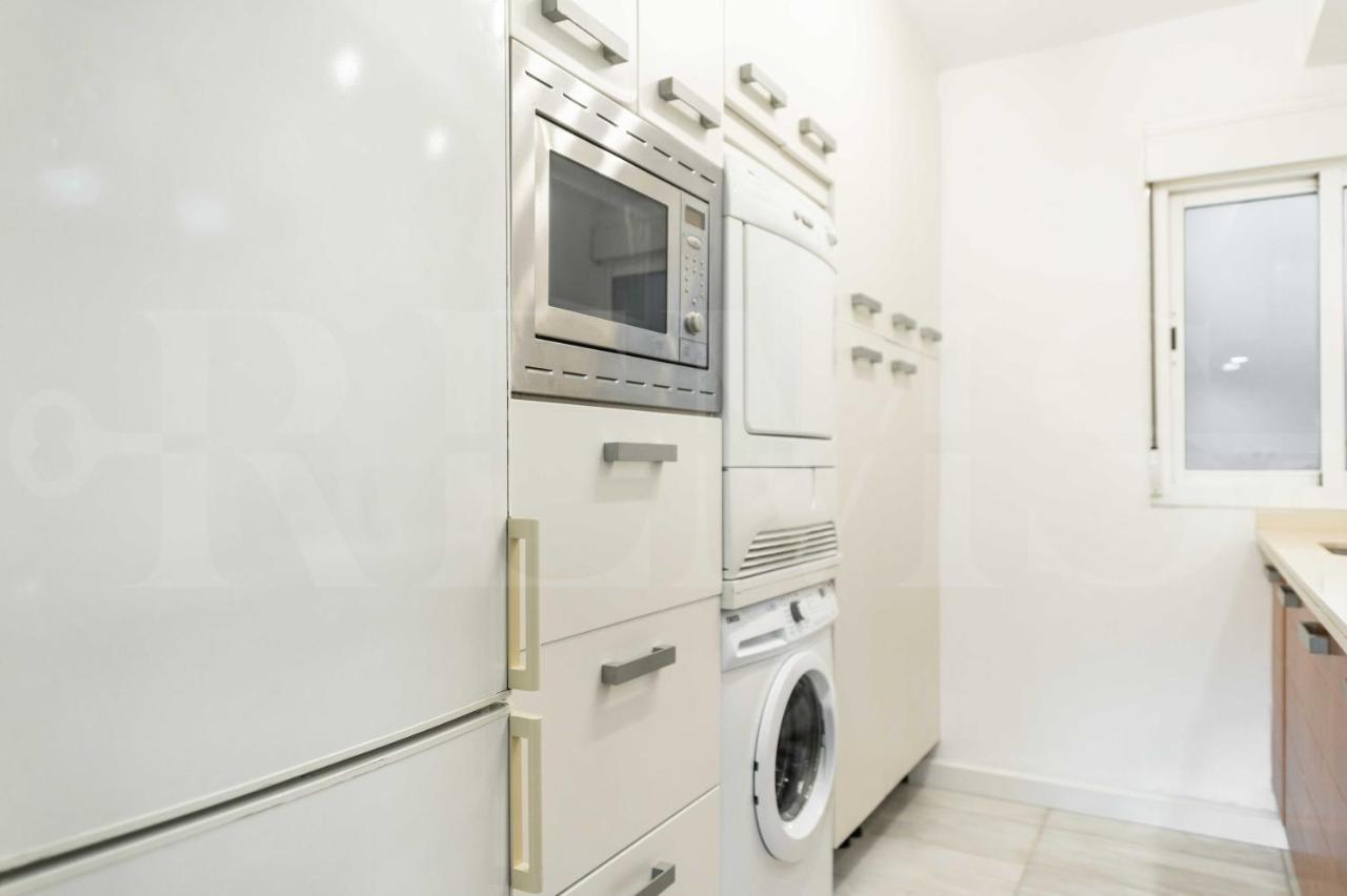Gorgeous With Balcony - Center By Rems Apartamento