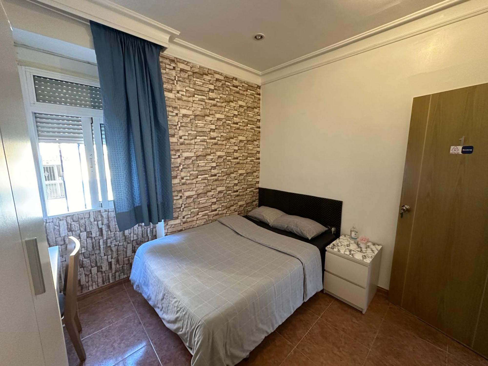 Habitación En Piso Compartido En Capital * Málaga