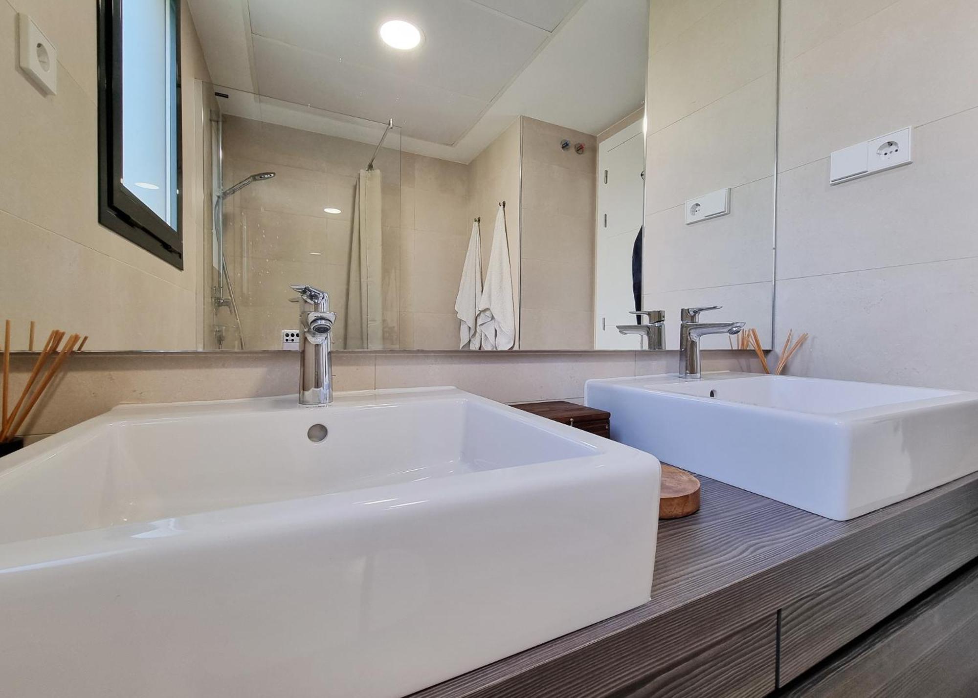 Beautiful Middel Views With Pool And Gym *